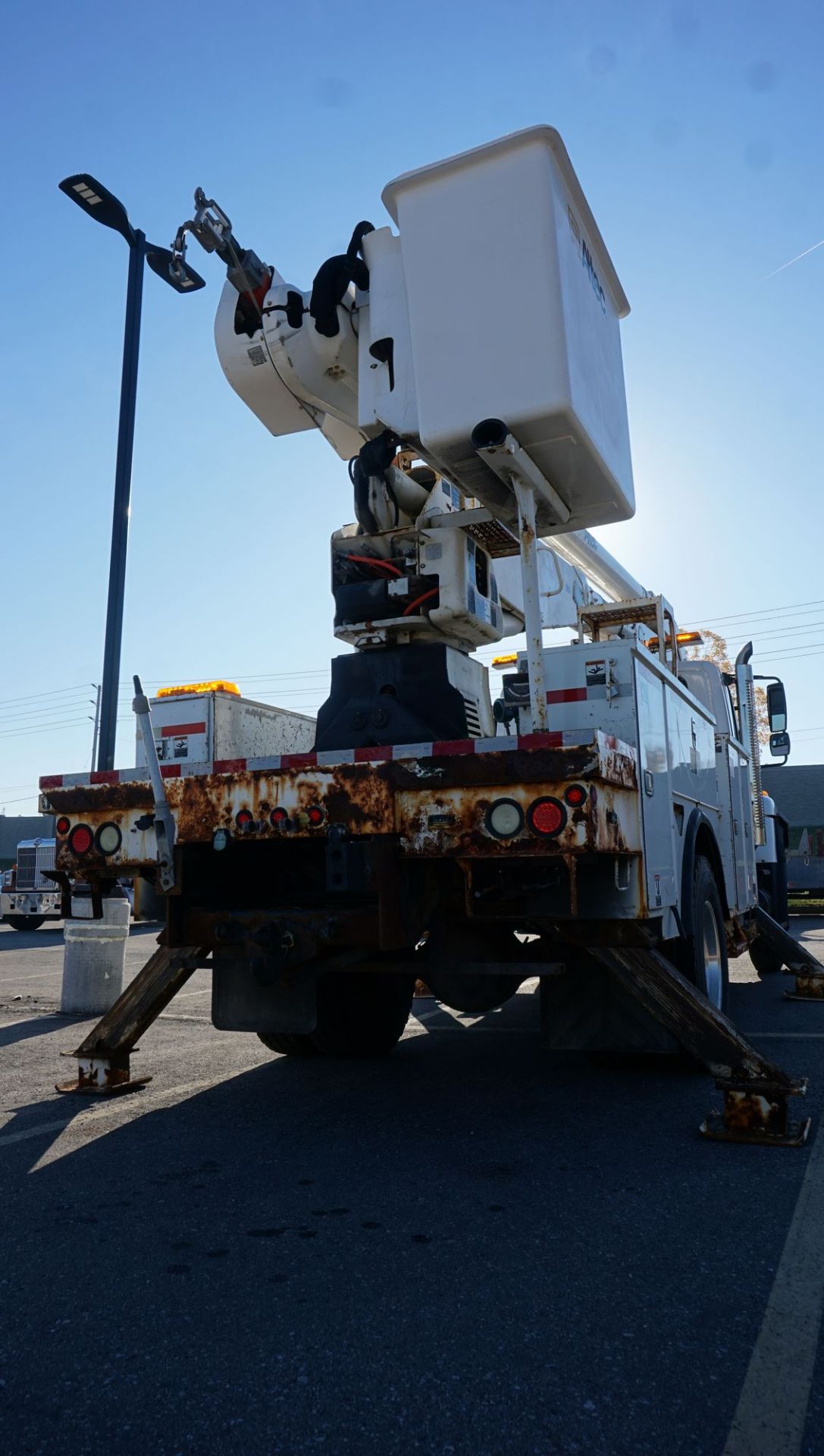 2012 ALTEC MODEL AA755MH 60' BOOM 700LBS CAPACITY, S/N 0711BZ6519 MOUNTED ON 2012 INTERNATIONAL - Image 8 of 16