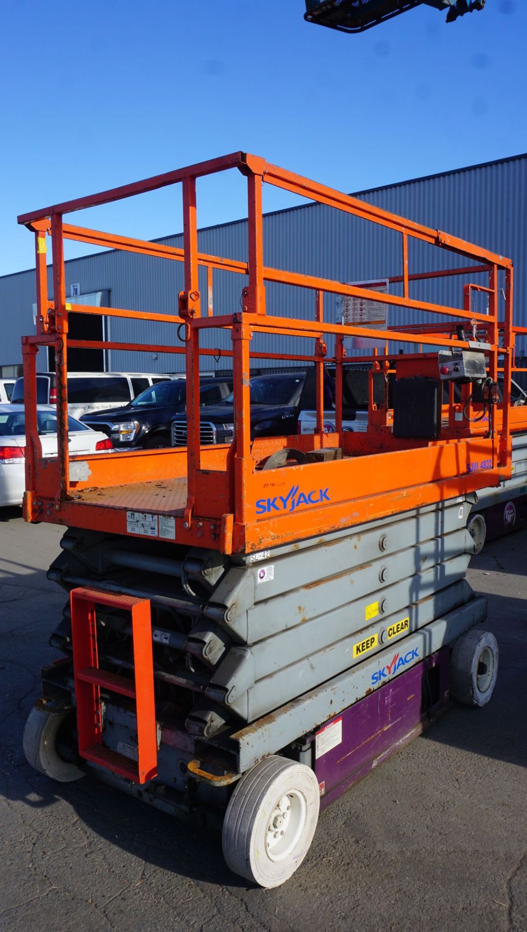 2002 SKYJACK MODEL SJIII-4832 SCISSOR LIFT, 32' MAX PLATFORM HEIGHT, 38' MAX WORKING HEIGHT, - Image 4 of 7