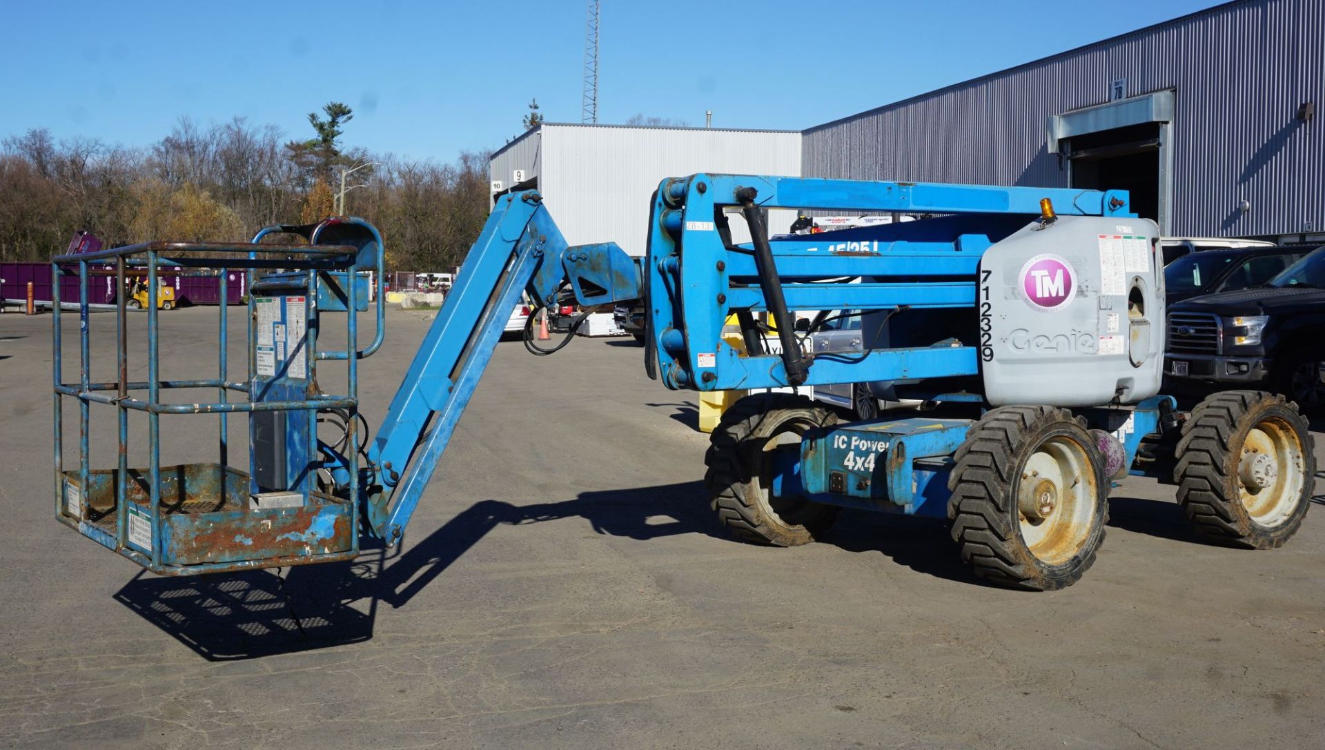 2005 GENIE MODEL Z45/25J GAS POWERED 4X4 ARTICULATING BOOM LIFT, 45' MAX PLATFORM HEIGHT - 51'