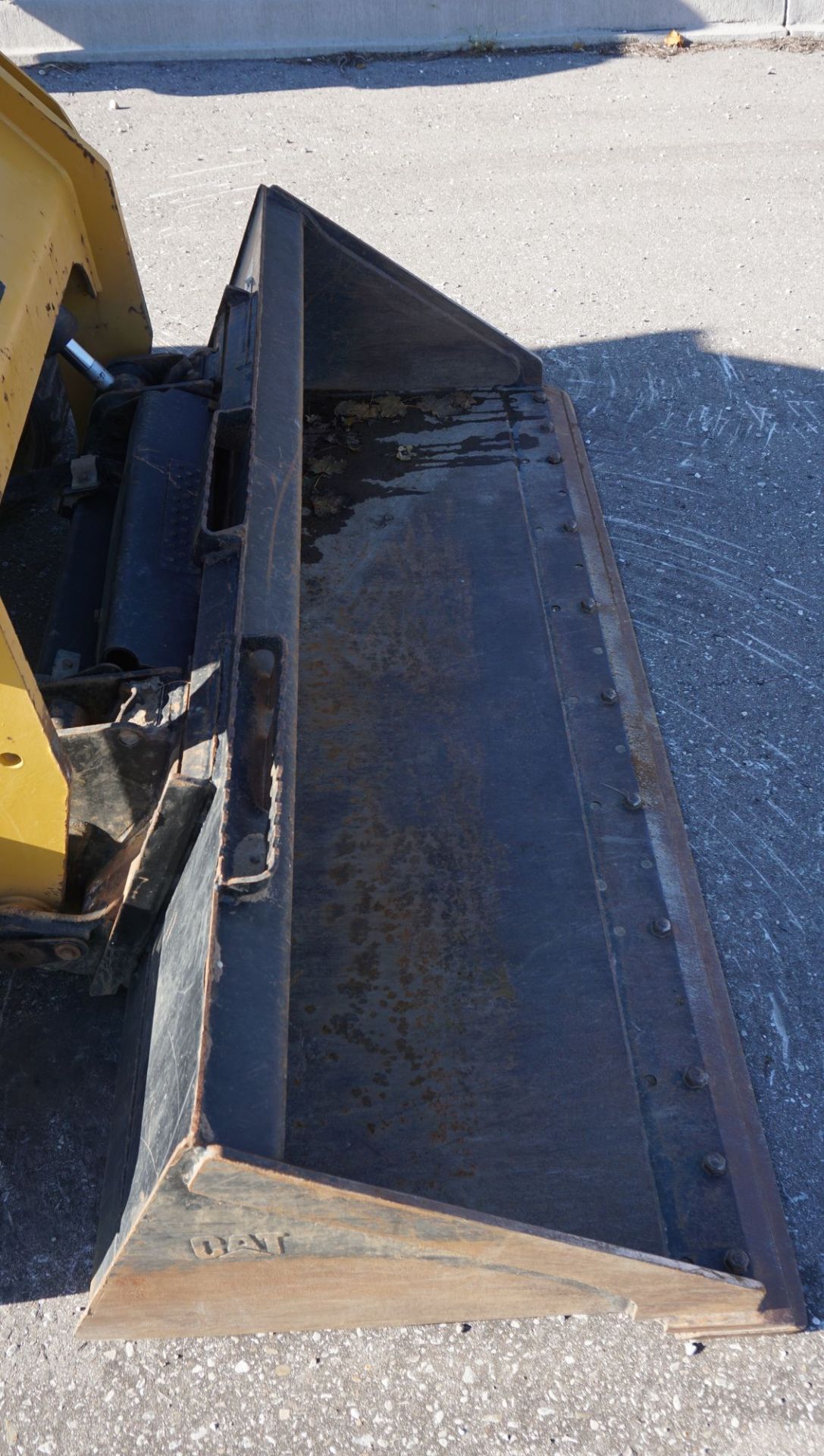 2019 CATERPILLAR MODEL 289D SKID STEER LOADER W/ ENCLOSED CAB, BACKUP CAMERA, HEAT, A/C, RADIO, S/ - Image 9 of 17