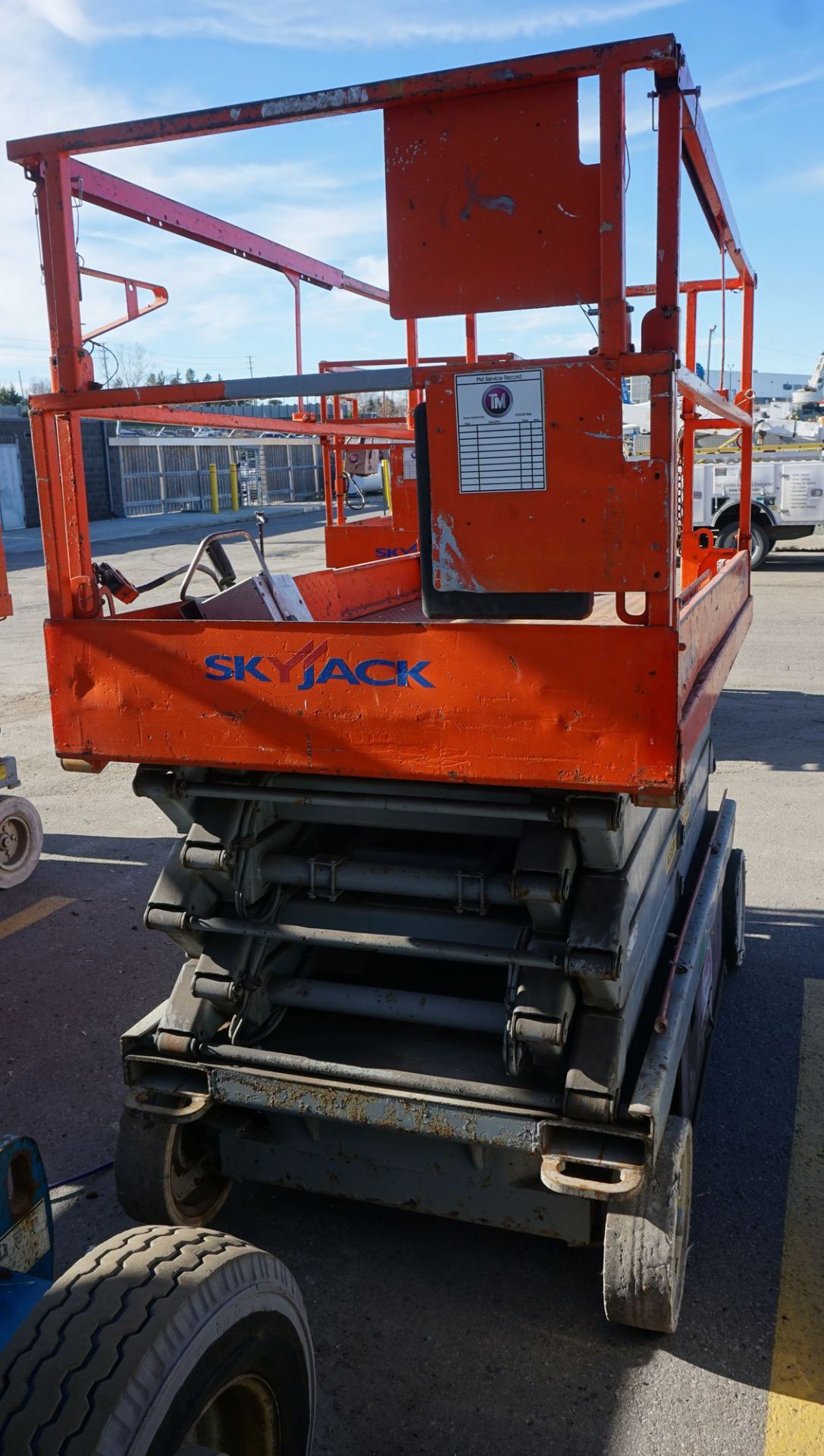 2005 SKYJACK MODEL SJIII-4632 SCISSOR LIFT, 32' MAX PLATFORM HEIGHT, 38' MAX WORKING HEIGHT, - Image 4 of 5