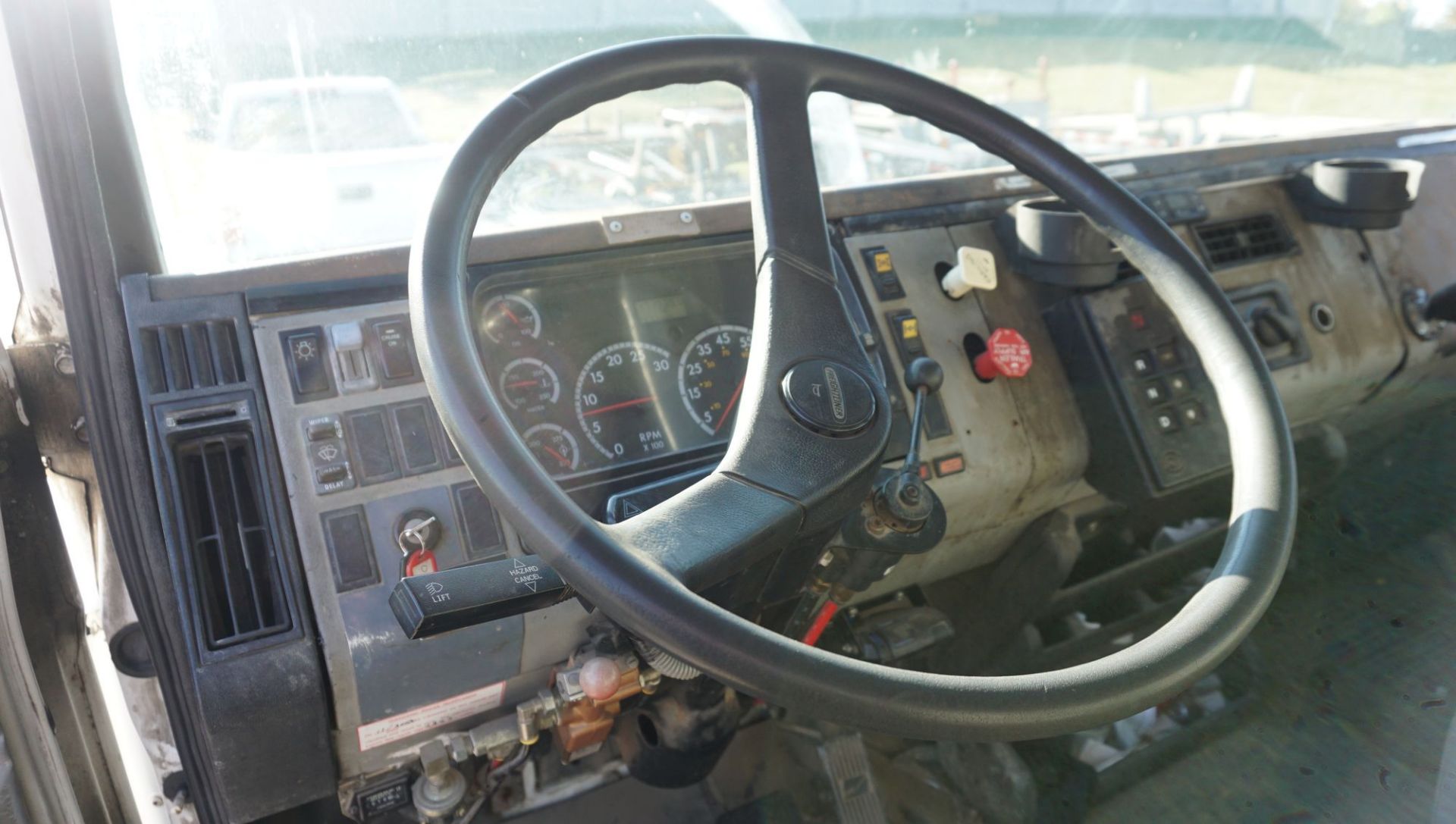 2002 ALTEC D945 BC DIGGER DERRICK, S/N 0302BA3375 MOUNTED ON 2002 FREIGHTLINER MODEL FL80 TRUCK W/ - Image 9 of 20