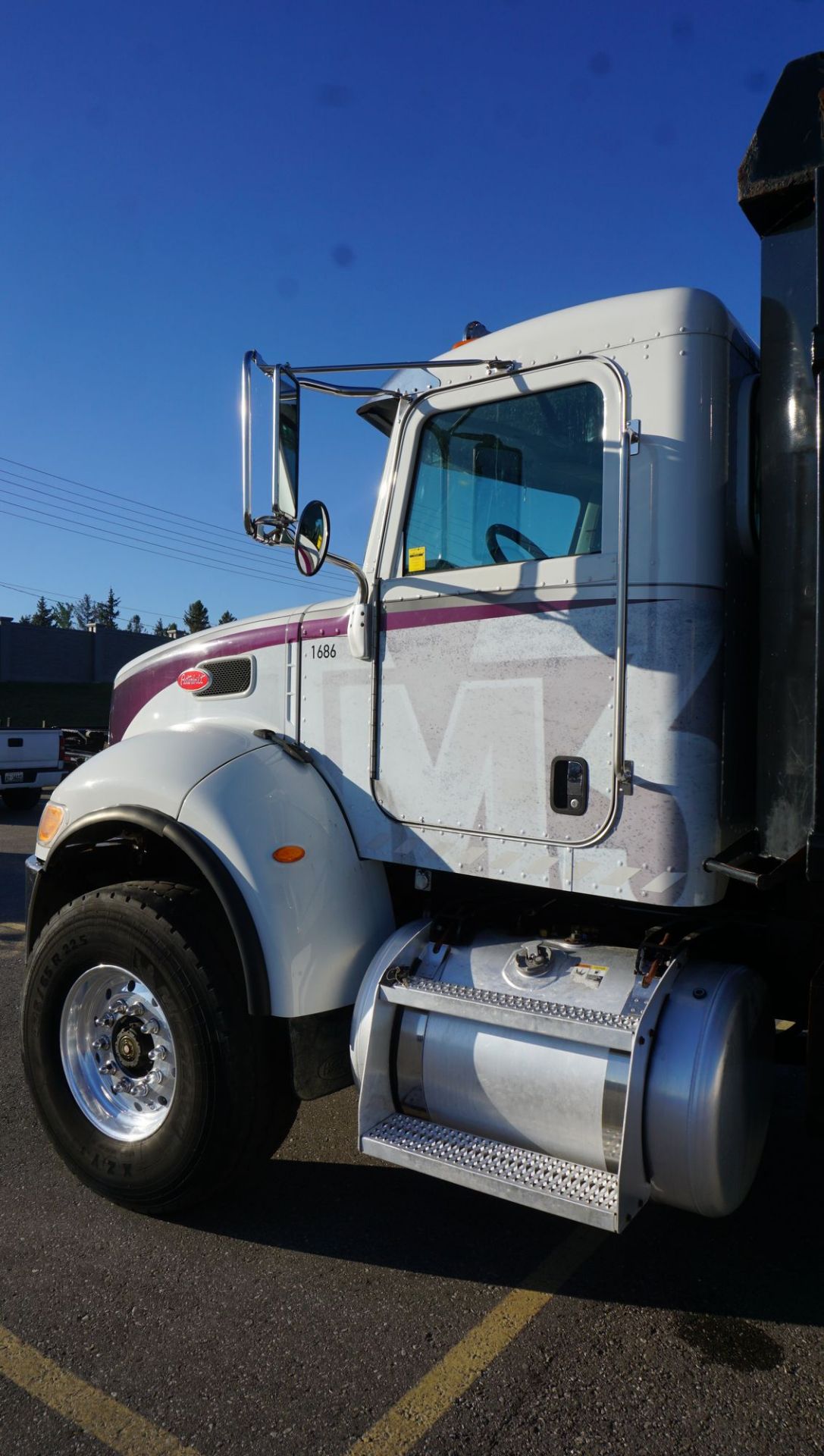 2016 PETERBILT MODEL 348 TANDEM AXLE DUMP TRUCK W/ PACCAR MODEL C1PX-9 8.9L DIESEL ENGINE, VIN - Image 6 of 23