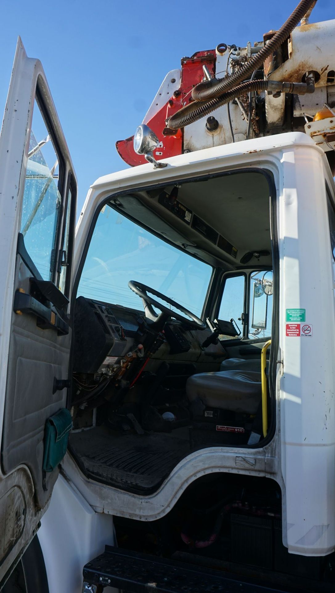 2002 ALTEC D945 BC DIGGER DERRICK, S/N 0302BA3375 MOUNTED ON 2002 FREIGHTLINER MODEL FL80 TRUCK W/ - Image 11 of 20