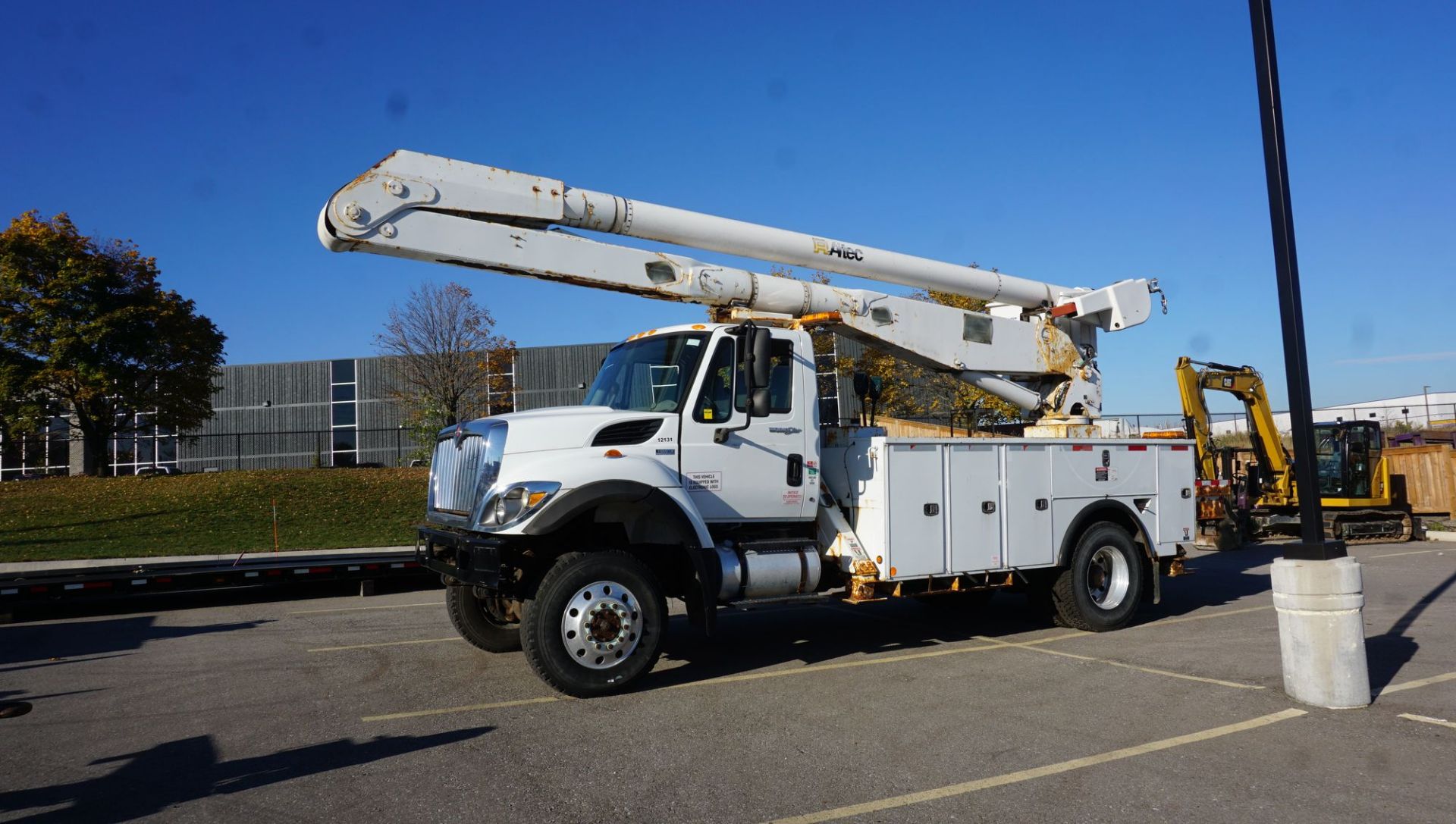 2012 ALTEC MODEL AA755MH 60' BOOM 700LBS CAPACITY, S/N 0711BZ6519 MOUNTED ON 2012 INTERNATIONAL - Image 2 of 16