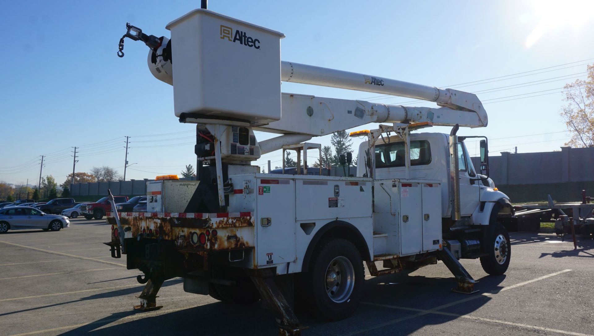 2012 ALTEC MODEL AA755MH 60' BOOM 700LBS CAPACITY, S/N 0711BZ6519 MOUNTED ON 2012 INTERNATIONAL - Image 7 of 16