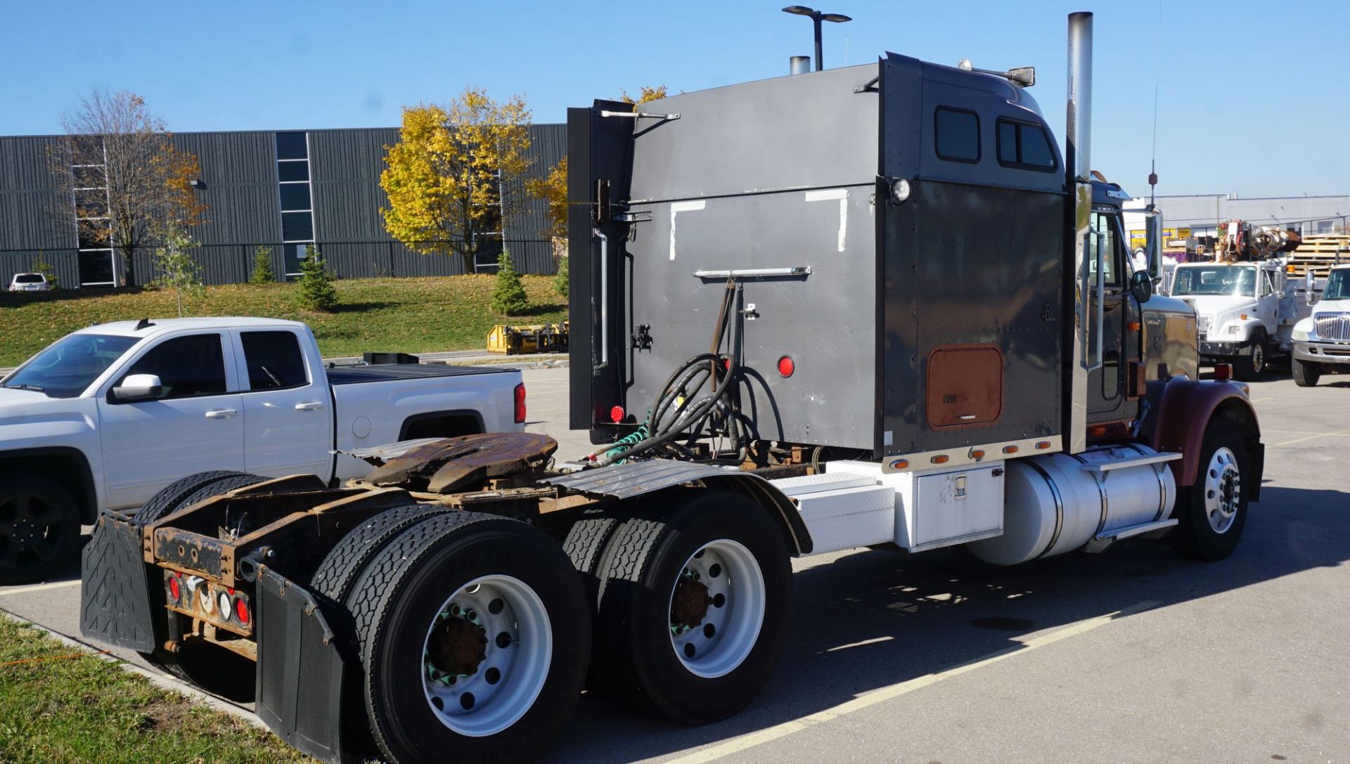 1999 INTERNATIONAL MODEL 9300 CONVENTIONAL CAB W/ SLEEPER C/W CUMMINS MODEL N14 14.0L DIESEL ENGINE, - Image 6 of 20