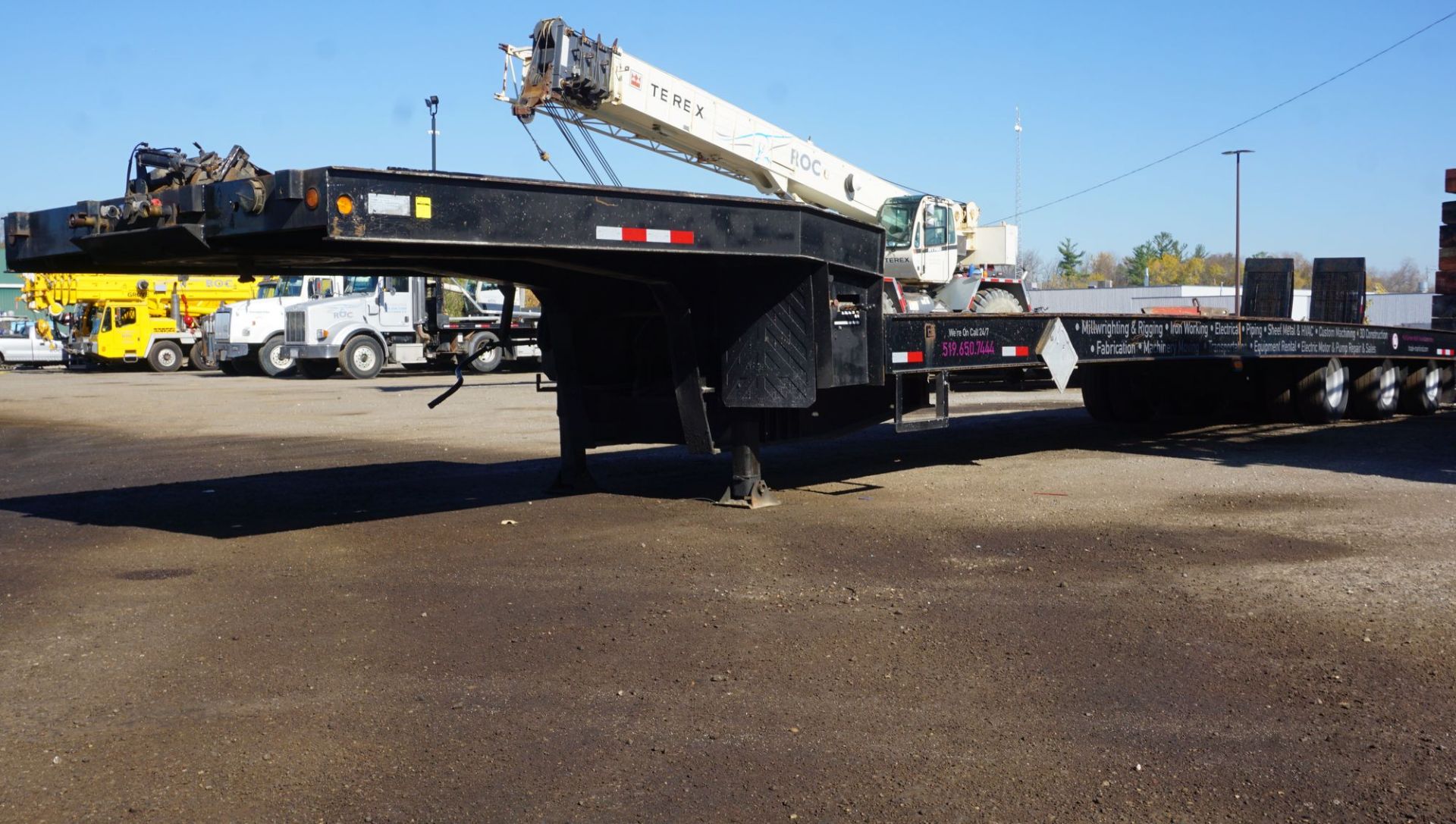 2000 ELGIN TRAILERS 53' TRI-AXLE FLAT-DECK HYDRAULIC TILT TRAILER, WOOD DECKING, 55,056KG (121,000 - Image 2 of 40