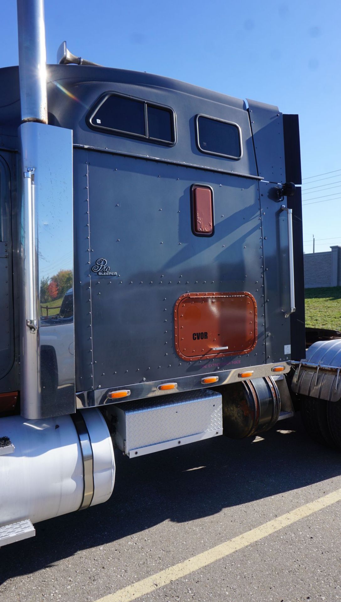 1999 INTERNATIONAL MODEL 9300 CONVENTIONAL CAB W/ SLEEPER C/W CUMMINS MODEL N14 14.0L DIESEL ENGINE, - Image 10 of 20