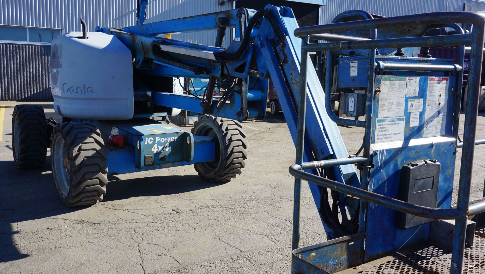 2005 GENIE MODEL Z45/25J GAS POWERED 4X4 ARTICULATING BOOM LIFT, 45' MAX PLATFORM HEIGHT - 51' - Image 9 of 13