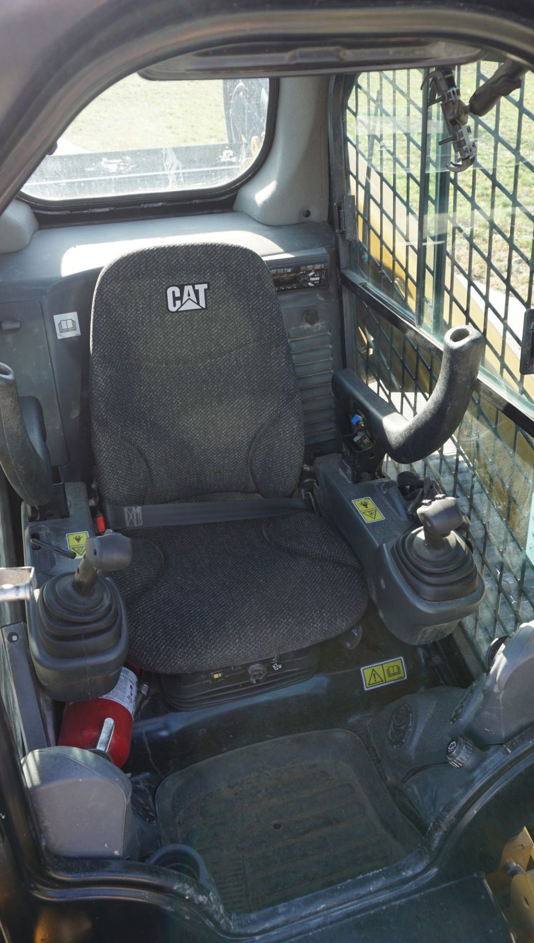 2019 CATERPILLAR MODEL 289D SKID STEER LOADER W/ ENCLOSED CAB, BACKUP CAMERA, HEAT, A/C, RADIO, S/ - Image 11 of 17