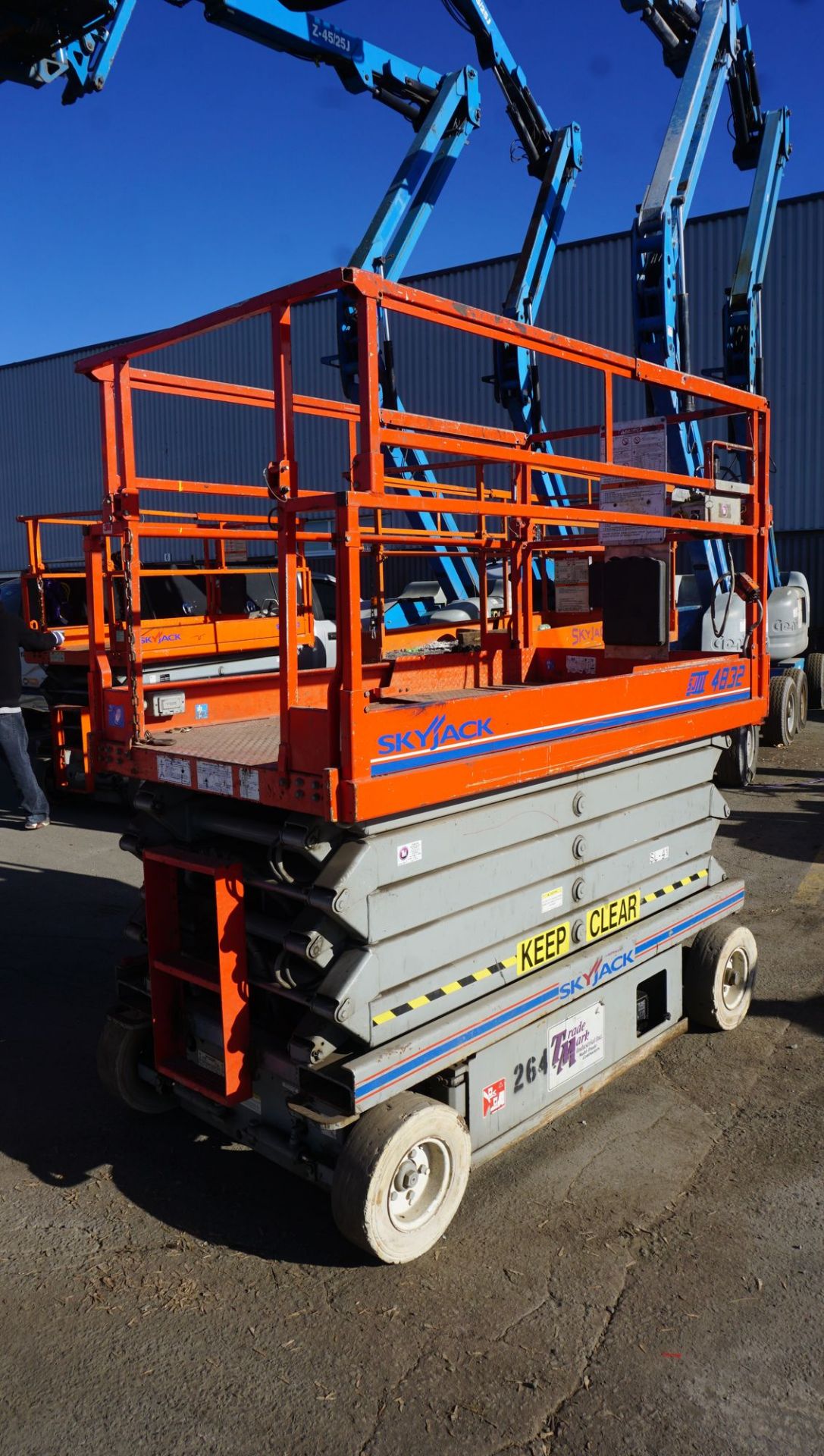 2003 SKYJACK MODEL SJIII-4832 SCISSOR LIFT, 32' MAX PLATFORM HEIGHT, 38' MAX WORKING HEIGHT, 700LBS