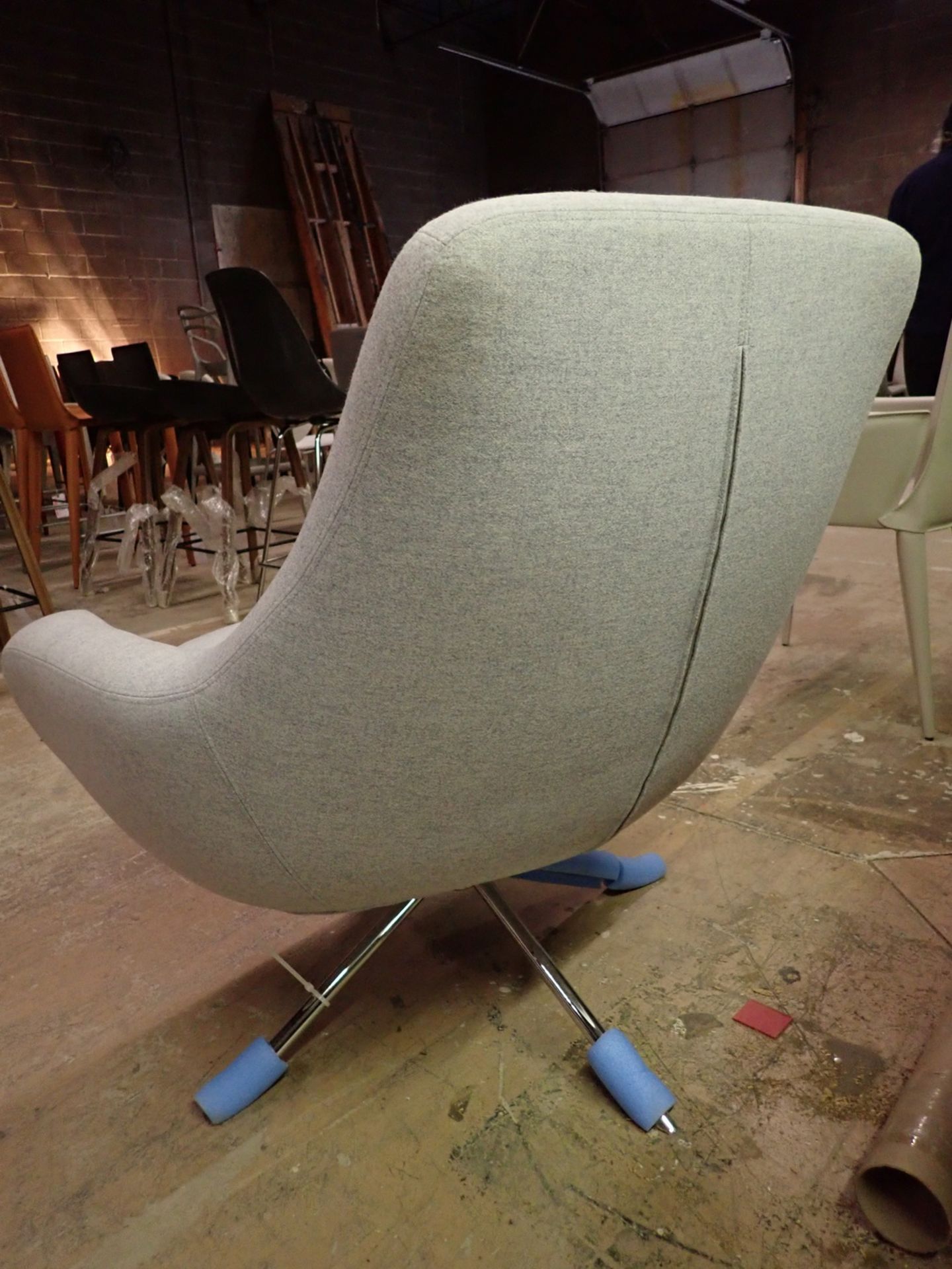 SOFTLINE GREY FABRIC SWIVEL LOUNGE CHAIR - Image 3 of 3