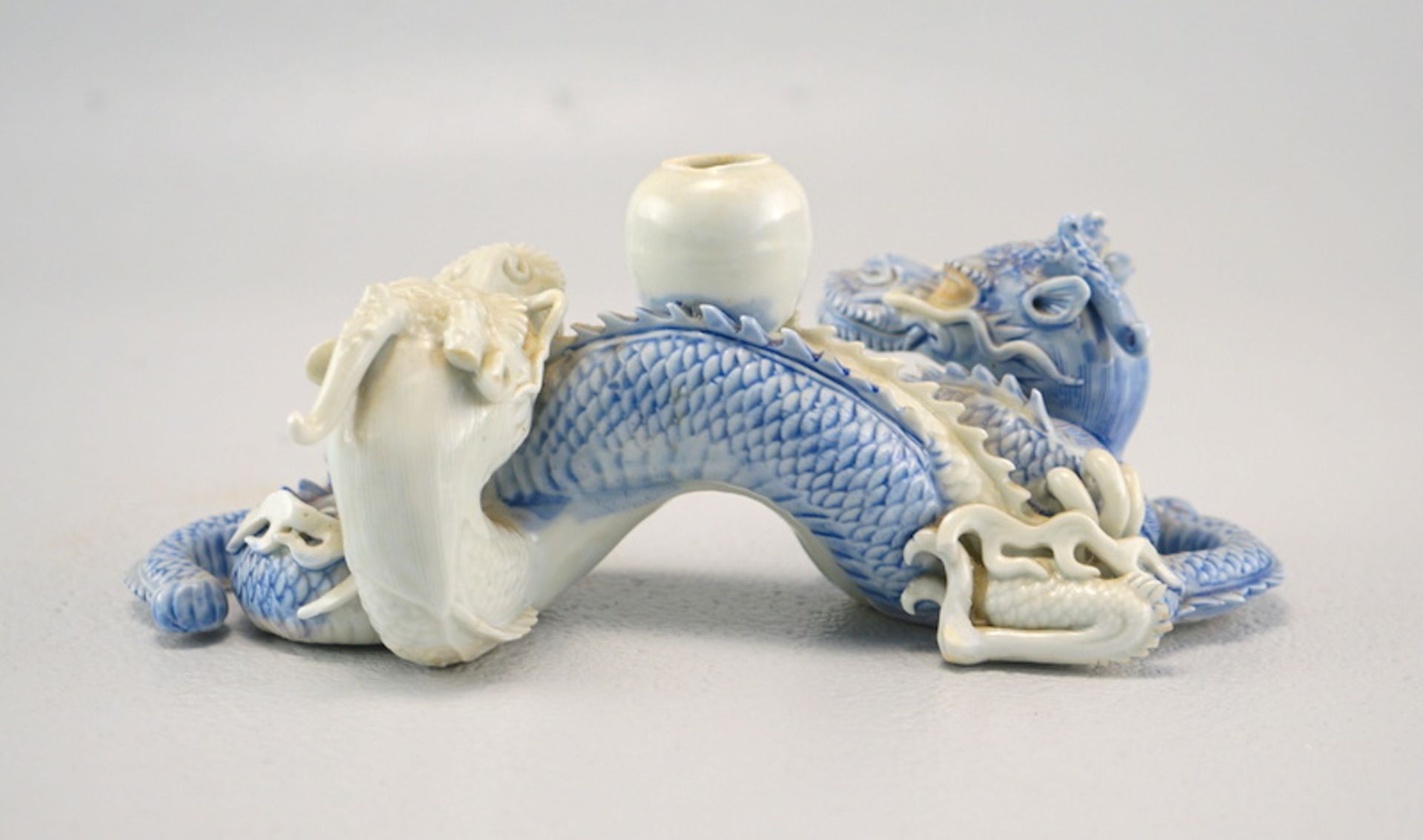 Blauer und Weißer Drache, verschlungen, als Räucherhalter, Dehua China - Image 2 of 3