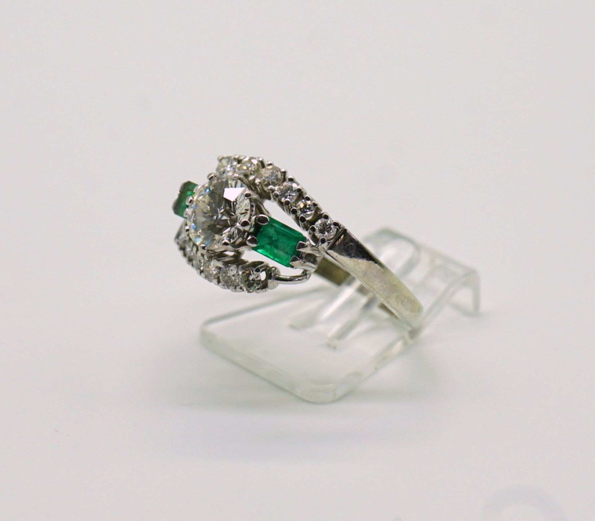 Eigenwilliger Brillant-Smaragd-Ring, zus. über 1ct Brillanten, 750 GG - Image 2 of 5