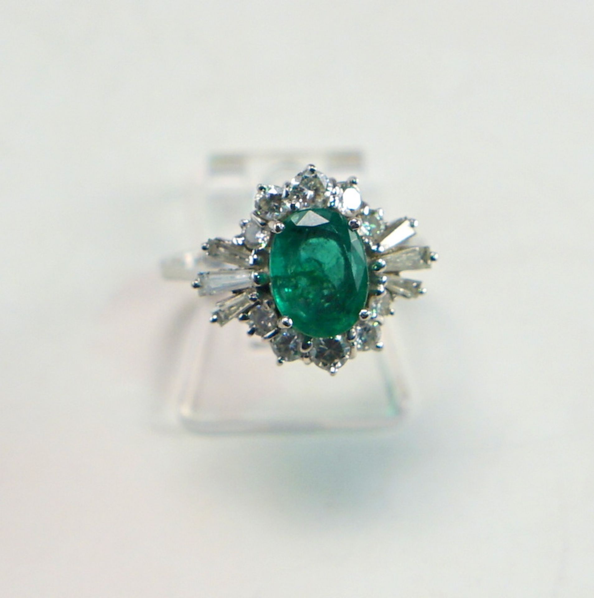 Smaragdring 750 WG Sambia-Smaragd ca. 1,3ct und ca. 0,7ct Diamanten