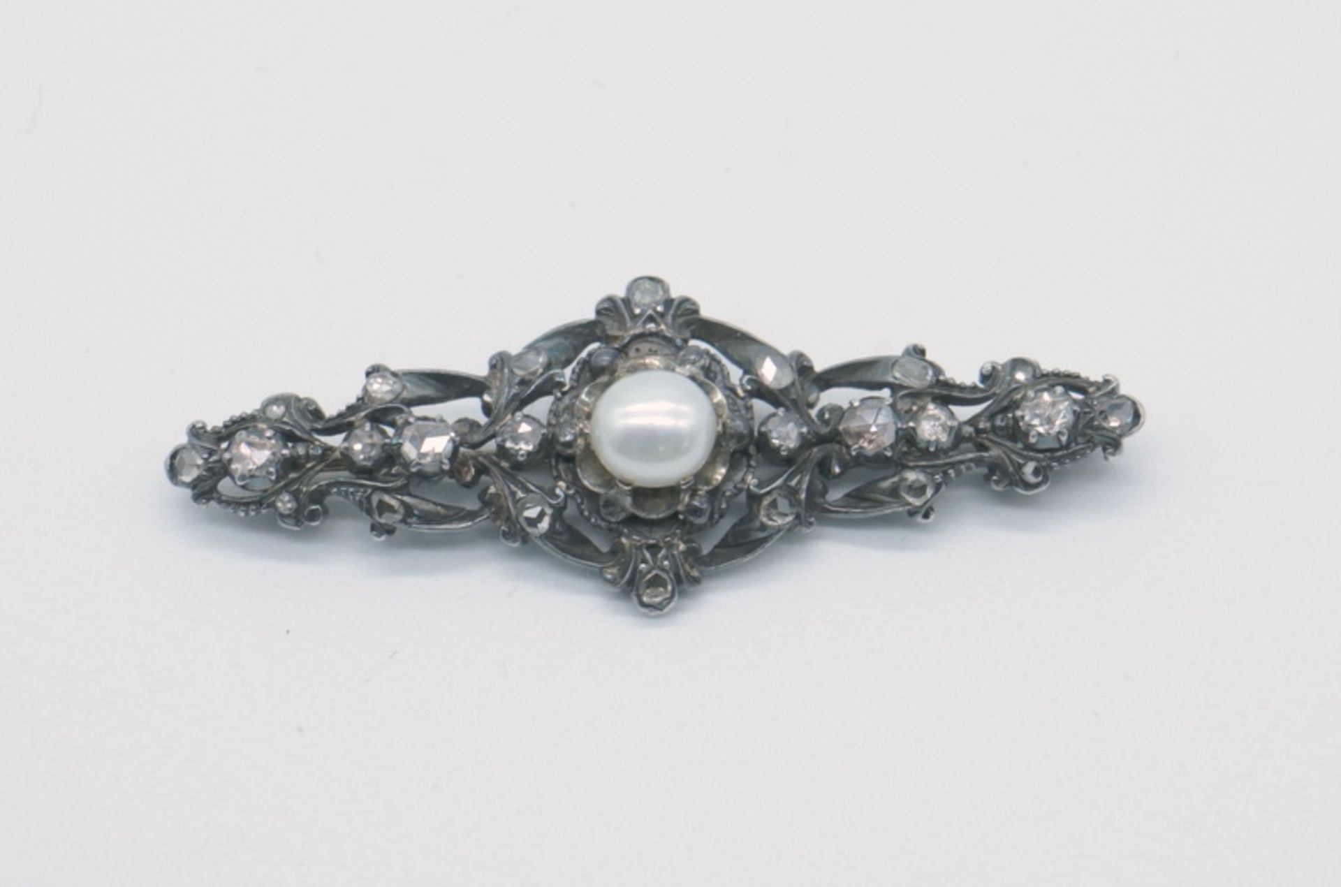 Brosche mit Diamantbesatz und Perle, Silber, um 1900