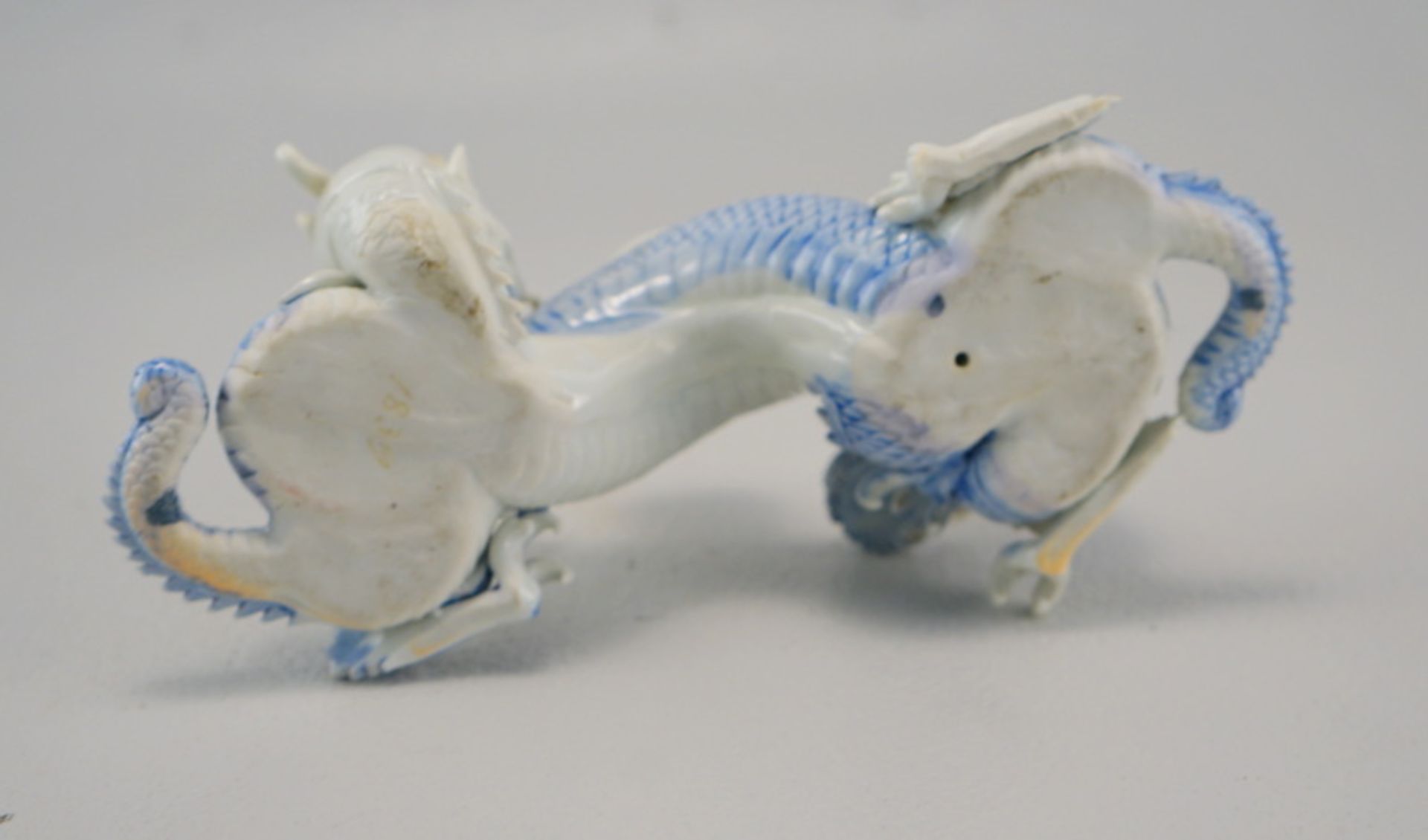 Blauer und Weißer Drache, verschlungen, als Räucherhalter, Dehua China - Image 3 of 3