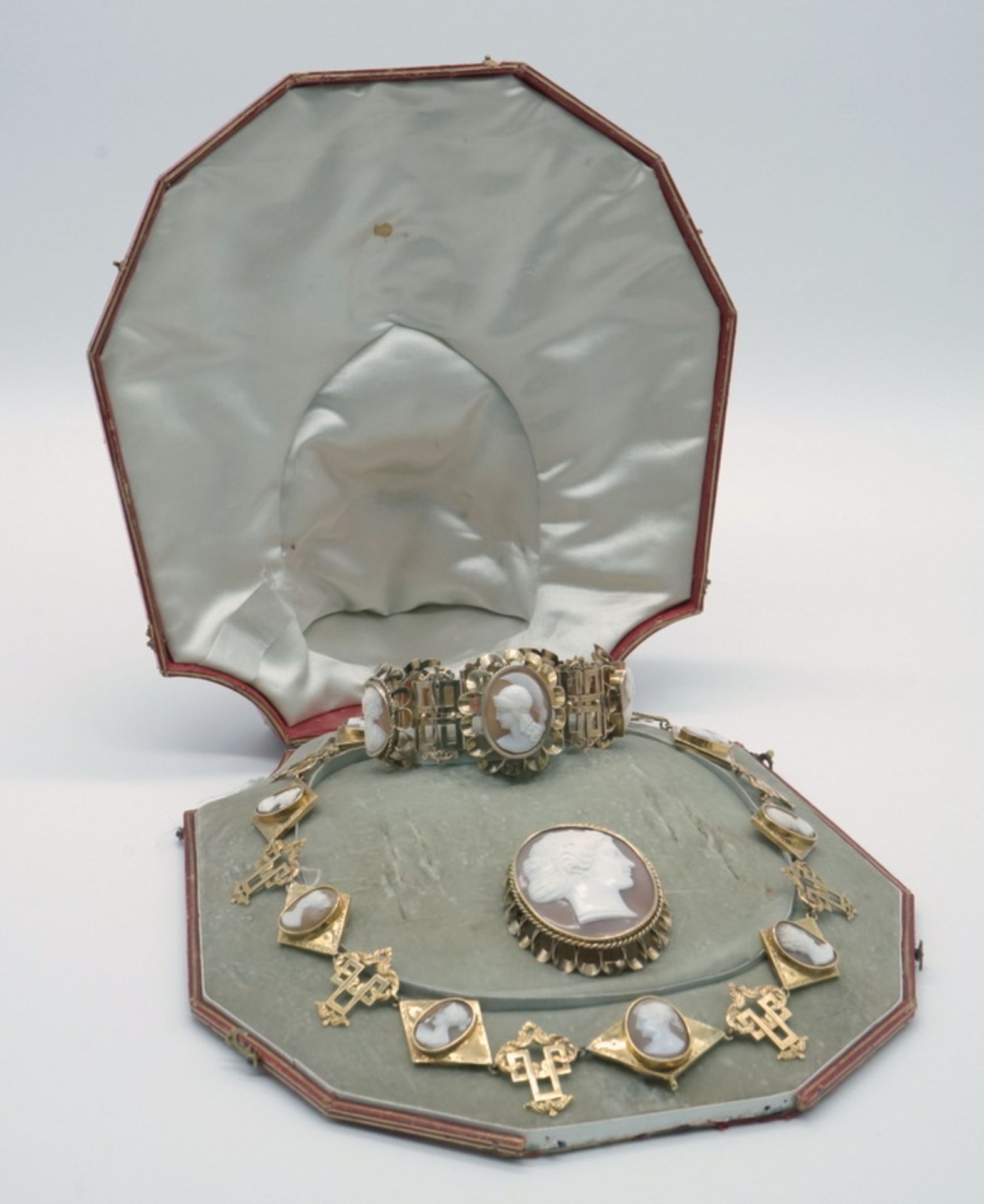 Einzigartige Parure mit Muschelkameen, 750 Gold, Frankreich um 1820 - Bild 19 aus 21
