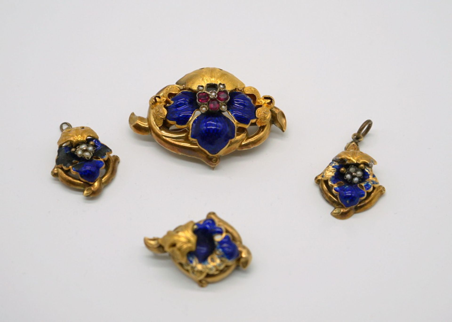 Schmuckset des Biedermeier, Schaumgold und Email, ca. um 1850 - Bild 3 aus 3