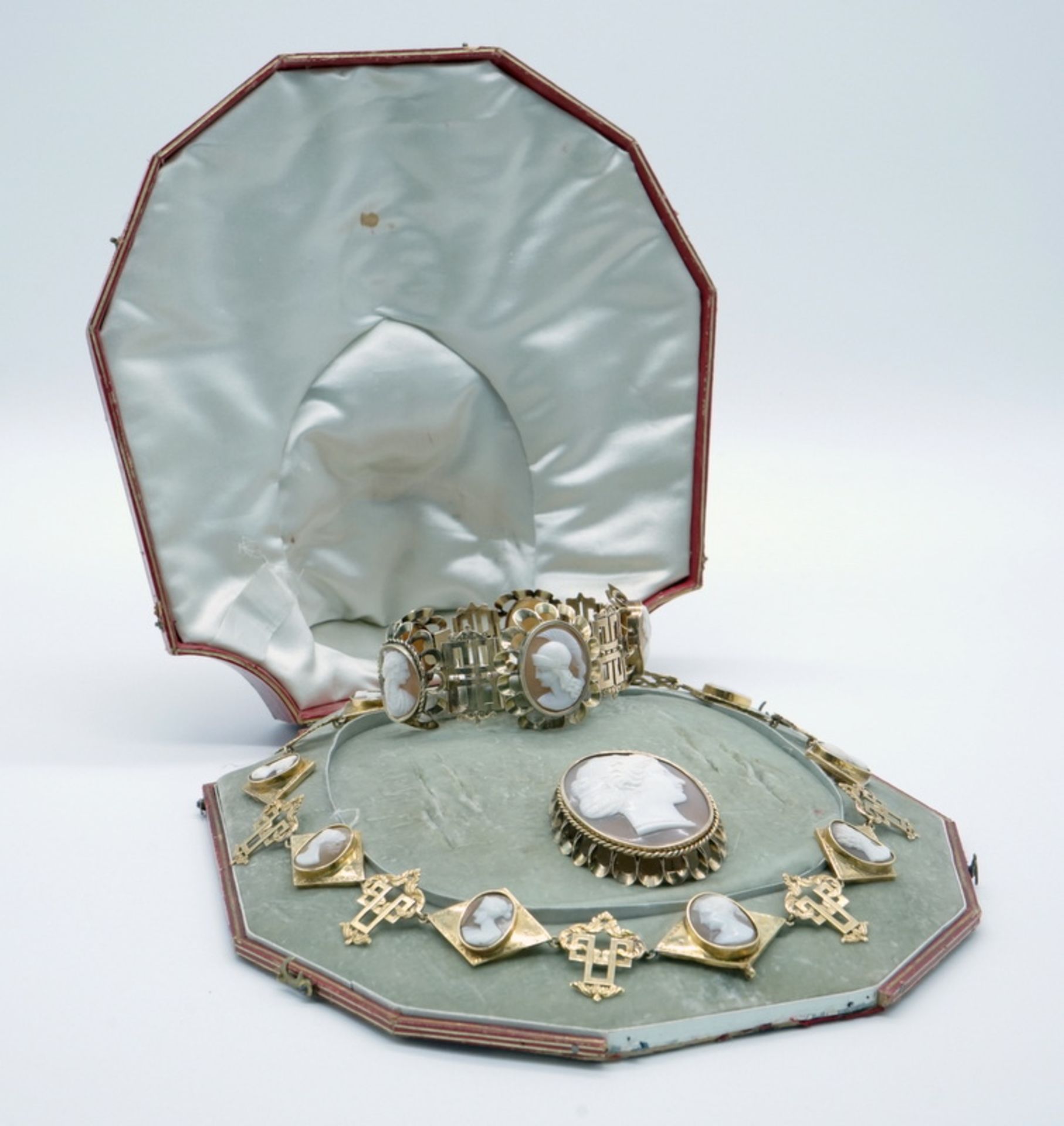 Einzigartige Parure mit Muschelkameen, 750 Gold, Frankreich um 1820