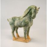 Stehendes Pferd - im Stil einer Grabbeigabe der Tang Dynastie