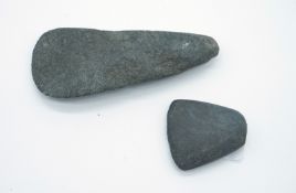 Zwei Steinbeile, in präkolumbianischer Form