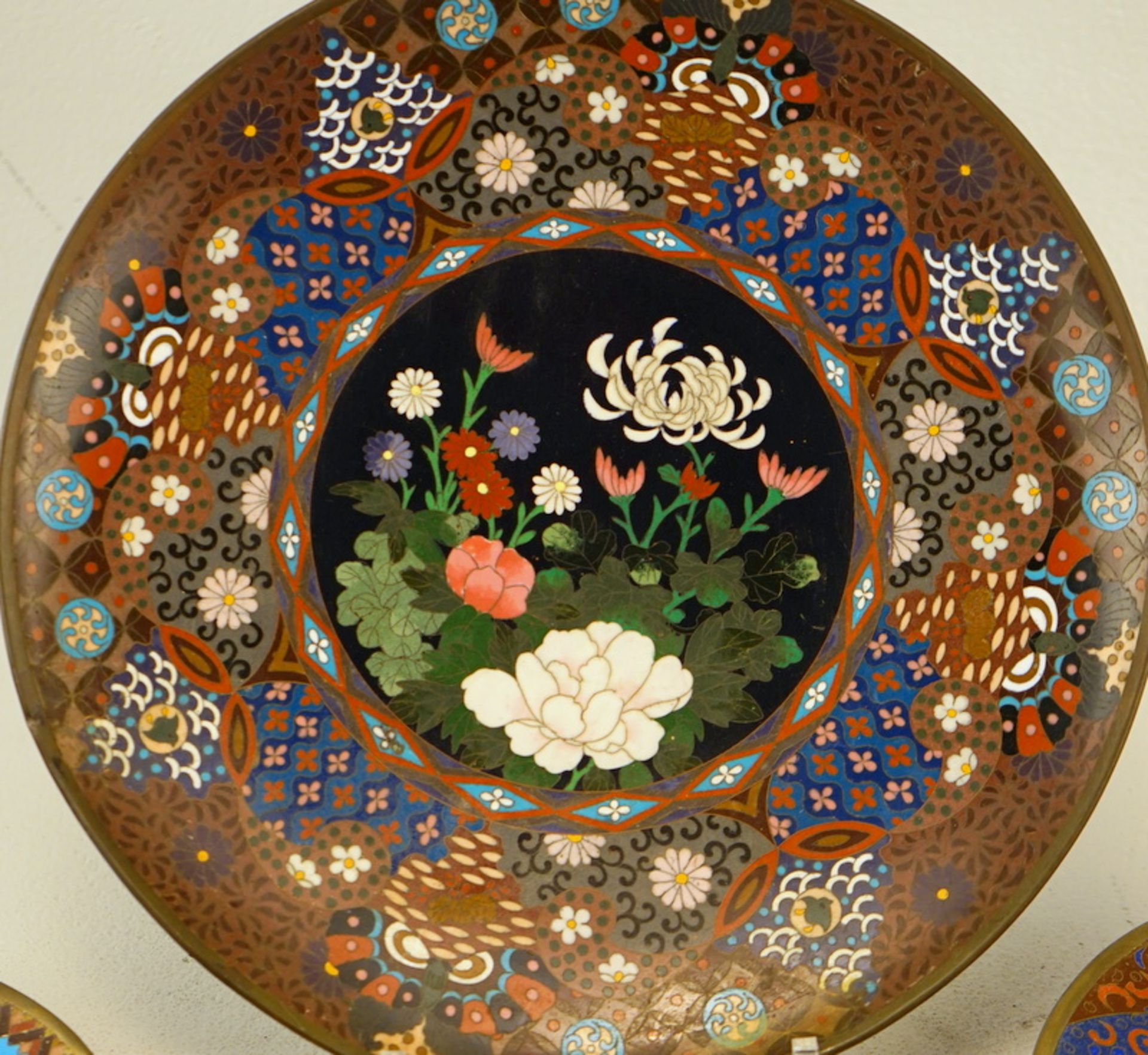 Sammlung Wandteller, Cloisonné, 20. Jhd. - Bild 2 aus 3