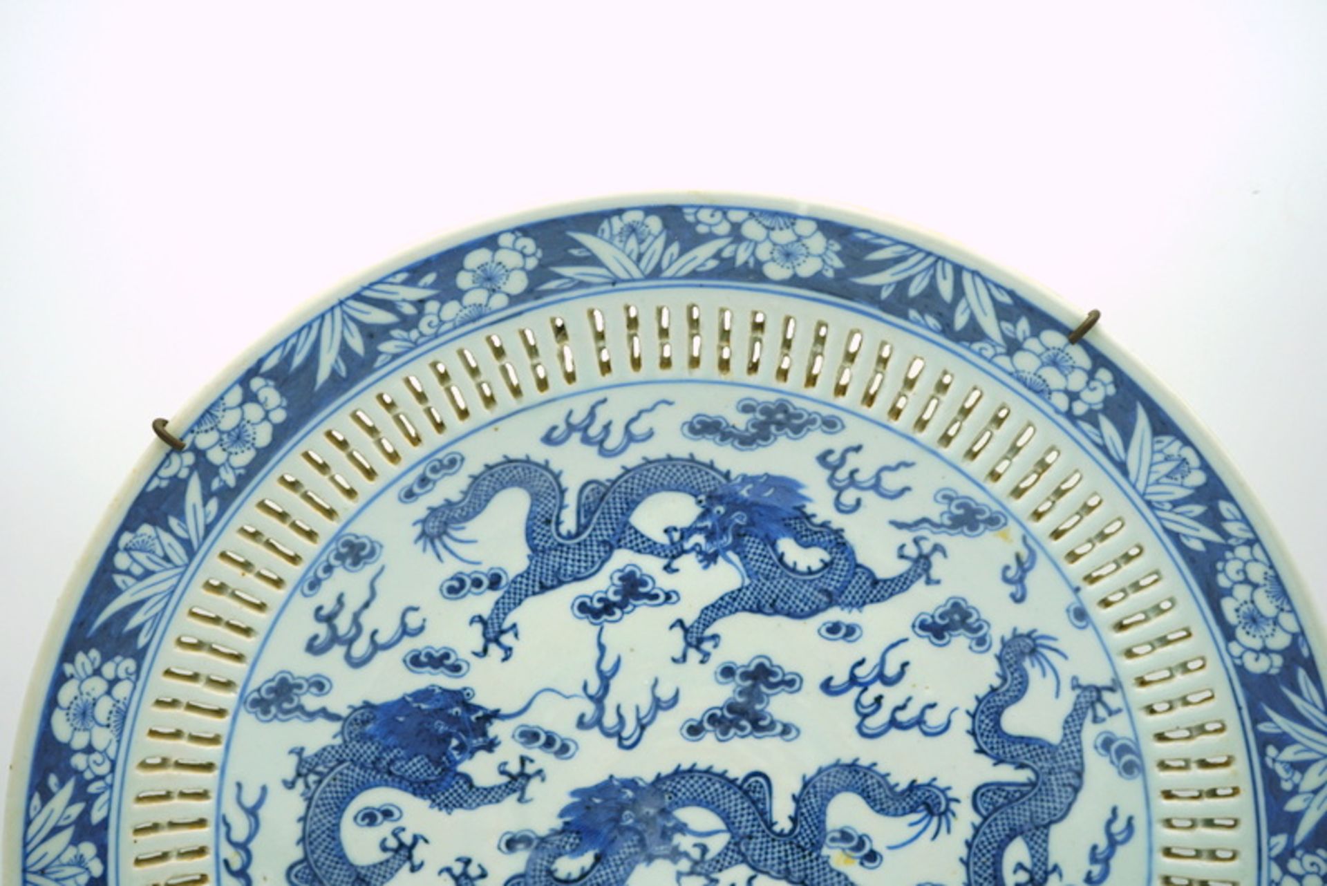 Große durchbrochene Platte mit Fünf Drachen Motiv, unterglasurblau - Image 3 of 4