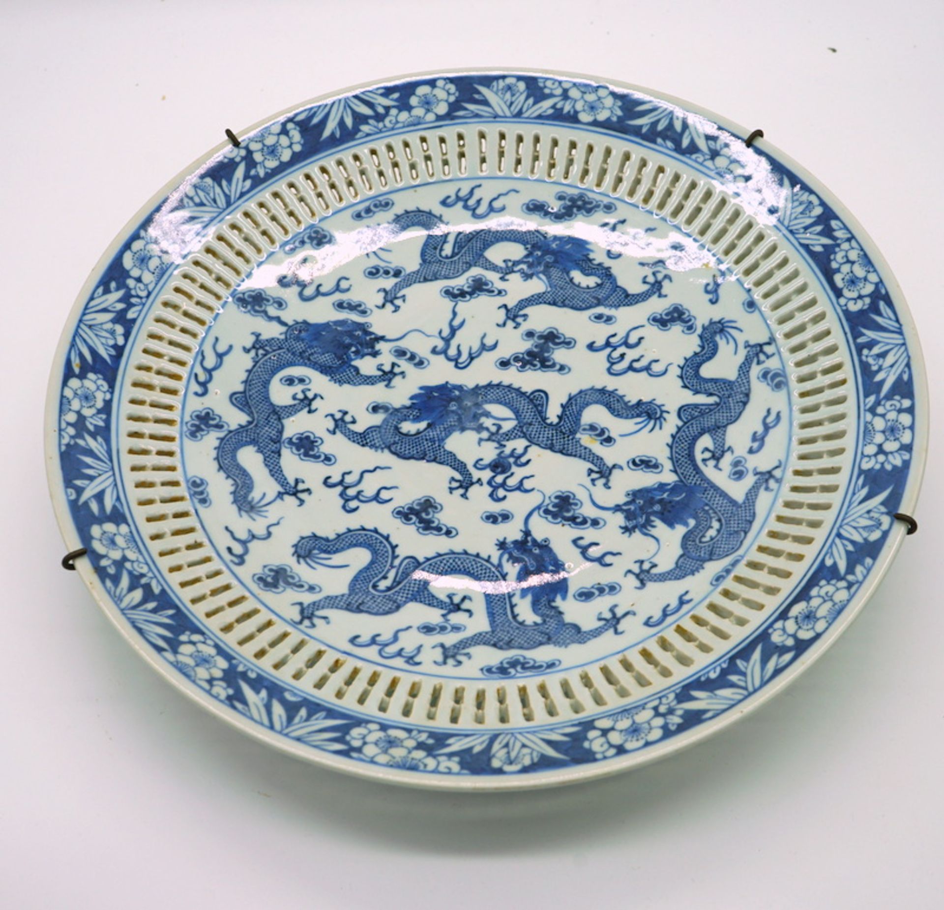Große durchbrochene Platte mit Fünf Drachen Motiv, unterglasurblau - Image 2 of 4