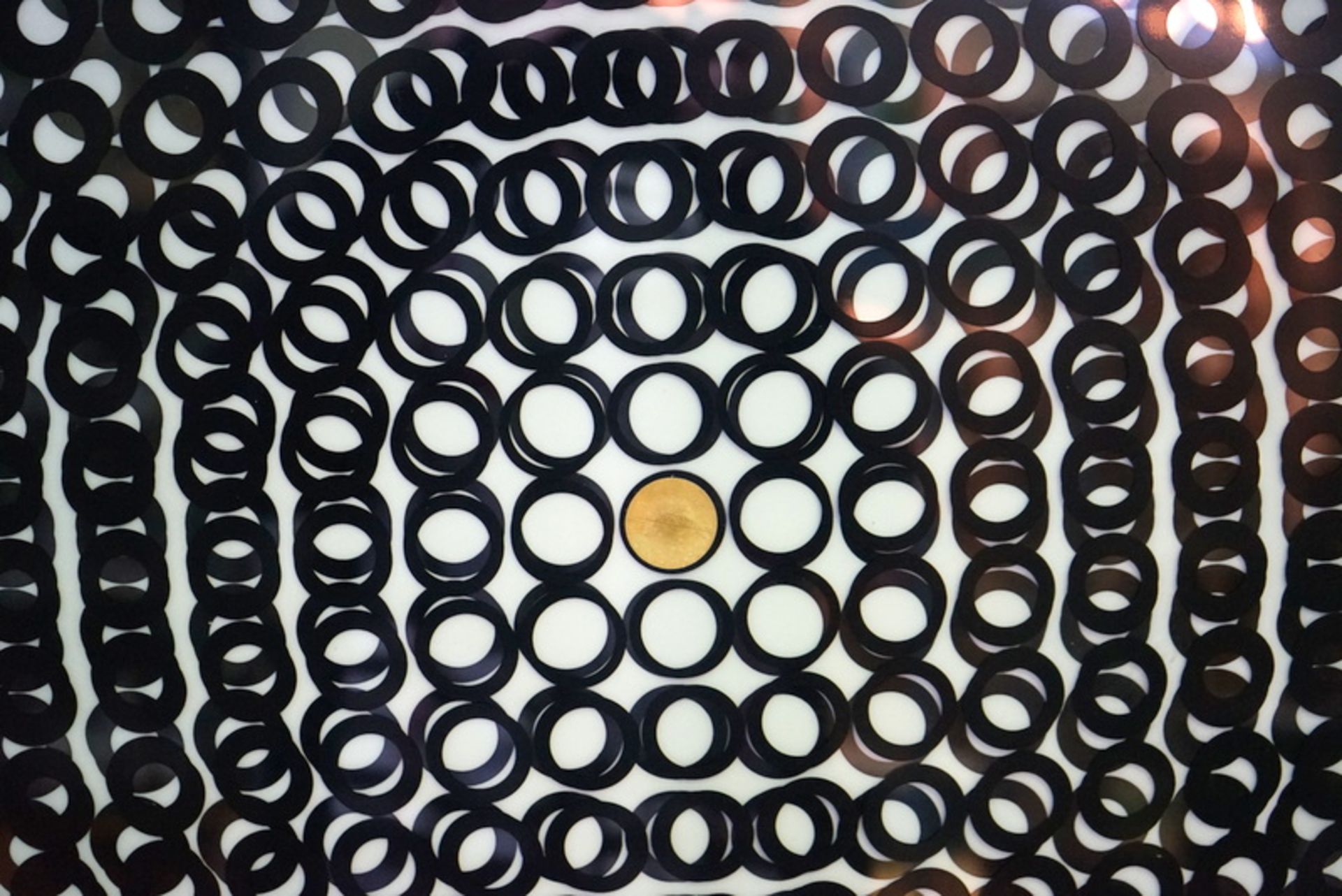 Vasarely, Viktor: Acrylmultiple "Tuz" von 1970 - Image 2 of 3