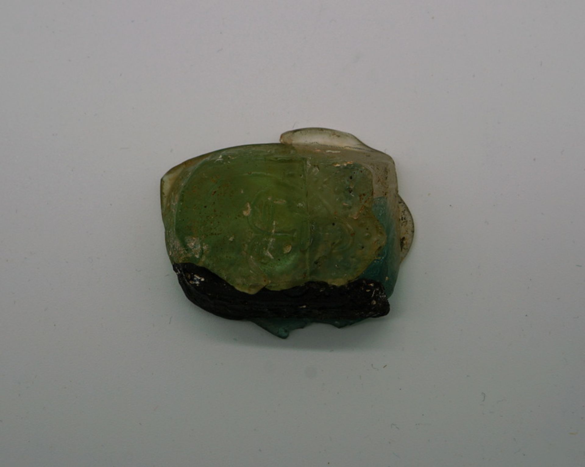 Seltenes Münzgewicht aus gefärbtem Glas, 600 n.Chr.