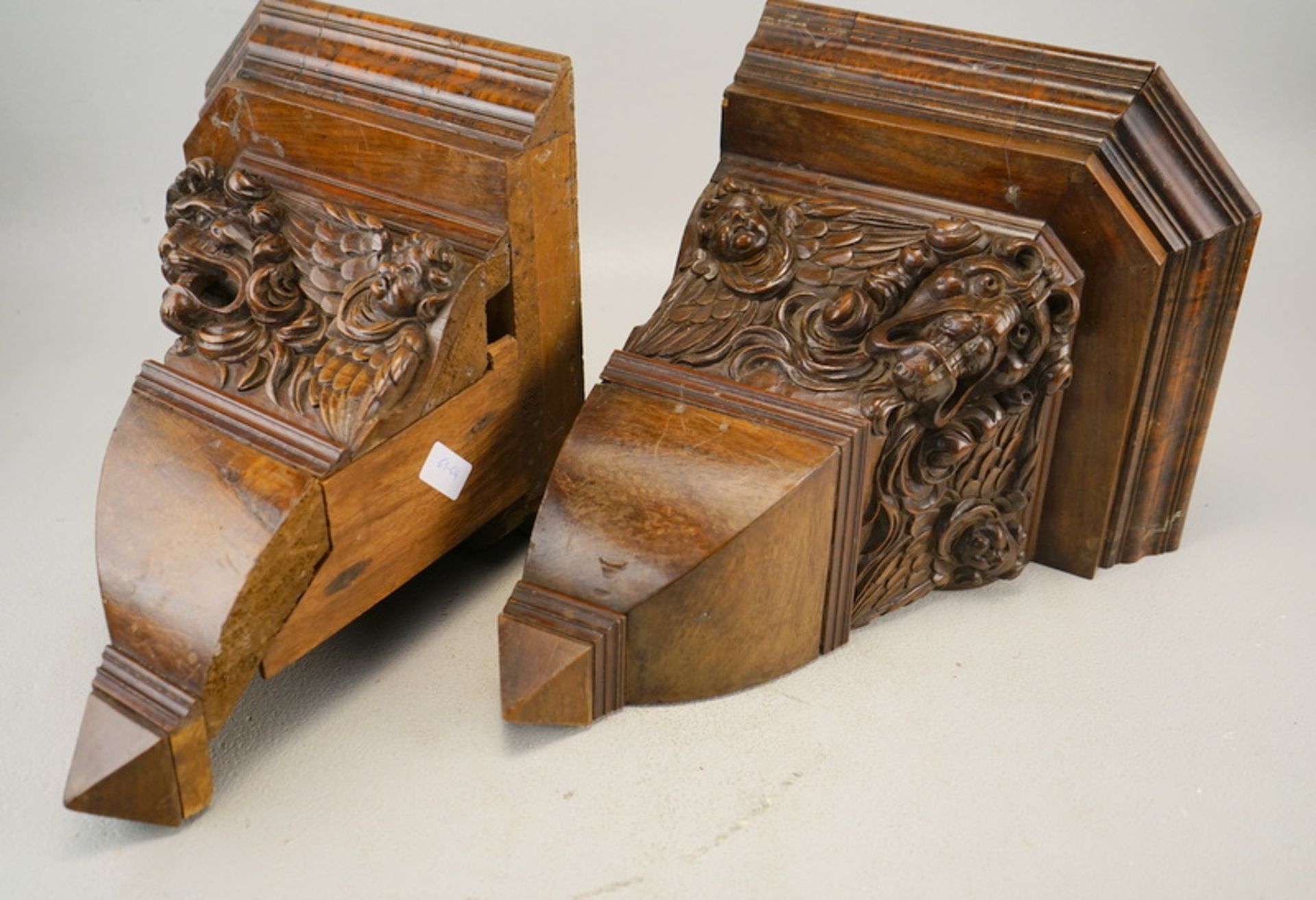 Zwei Eckkonsolen, Holz geschnitzt, Flandern, 18. Jhd.