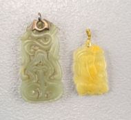Zwei Jadeamulette: Drache und Bananenblattschnitzerei, China, 19./20. Jhd.