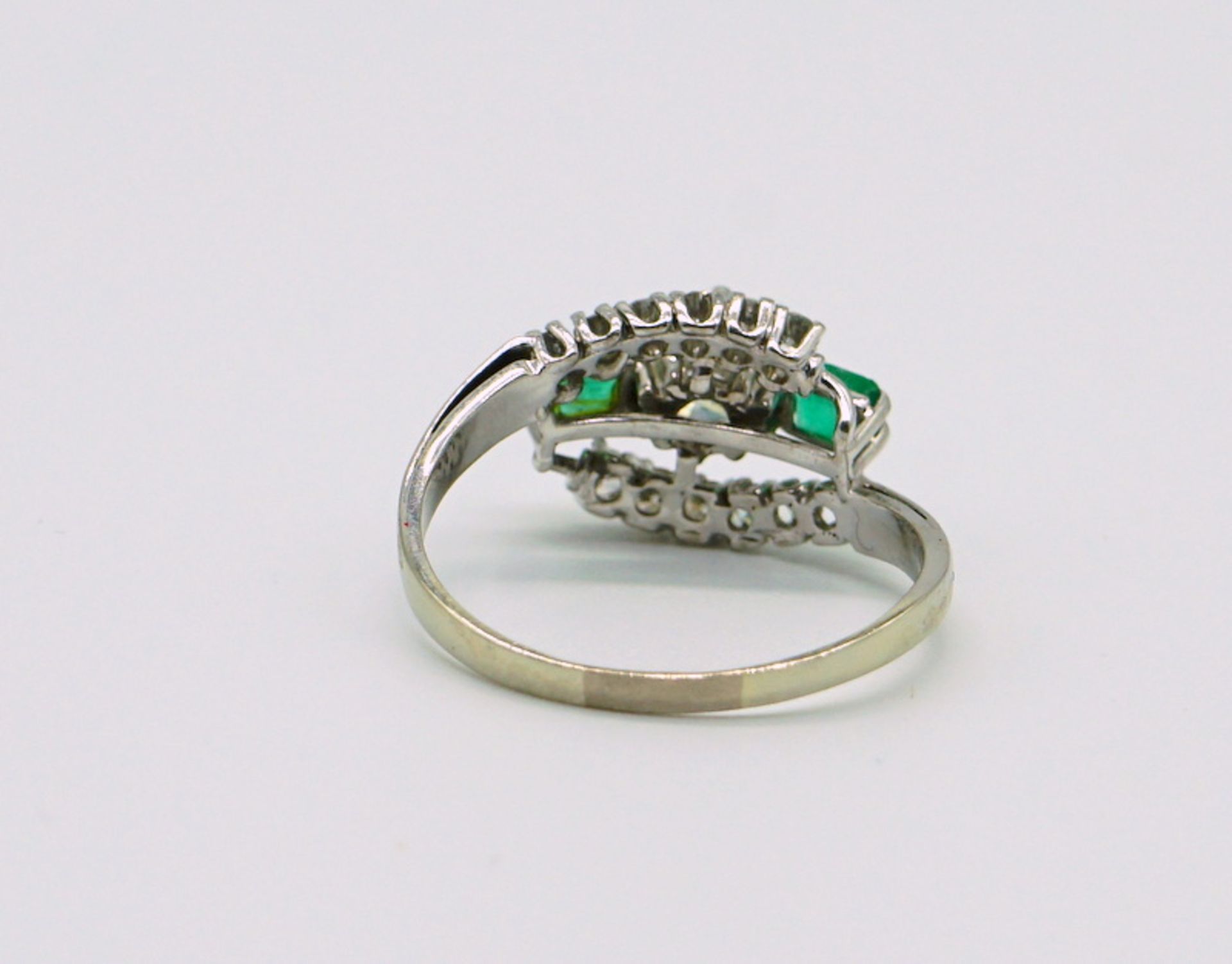 Eigenwilliger Brillant-Smaragd-Ring, zus. über 1ct Brillanten, 750 GG - Image 5 of 5