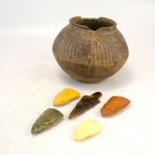 Fünf Steinwerkzeuge und ein Tongefäß, Afrika