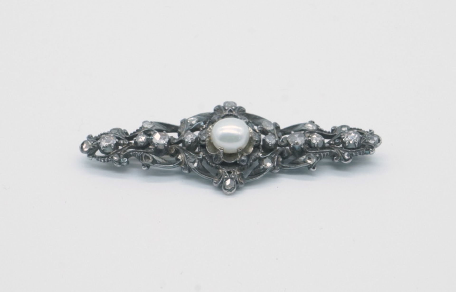 Brosche mit Diamantbesatz und Perle, Silber, um 1900 - Bild 2 aus 4