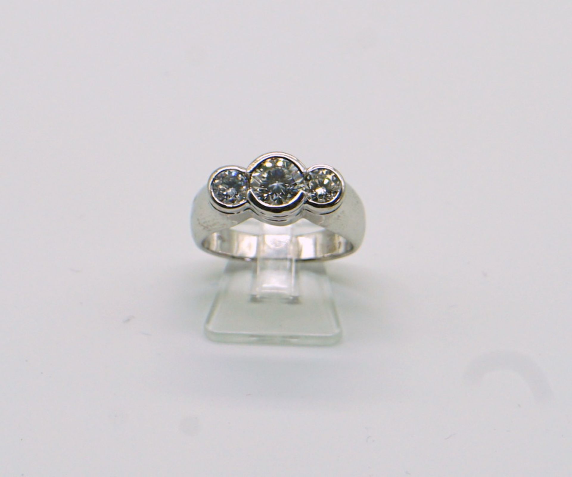 Drei Diamanten-Ring, zus. ca. 1,1ct, 750 WG