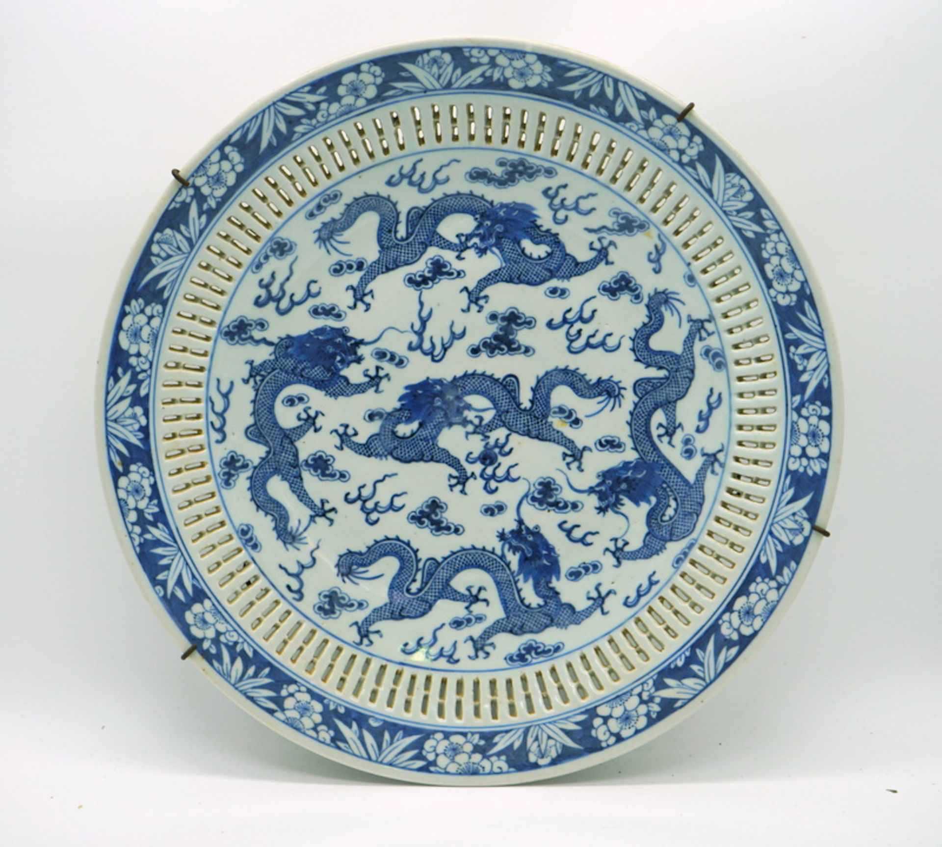 Große durchbrochene Platte mit Fünf Drachen Motiv, unterglasurblau