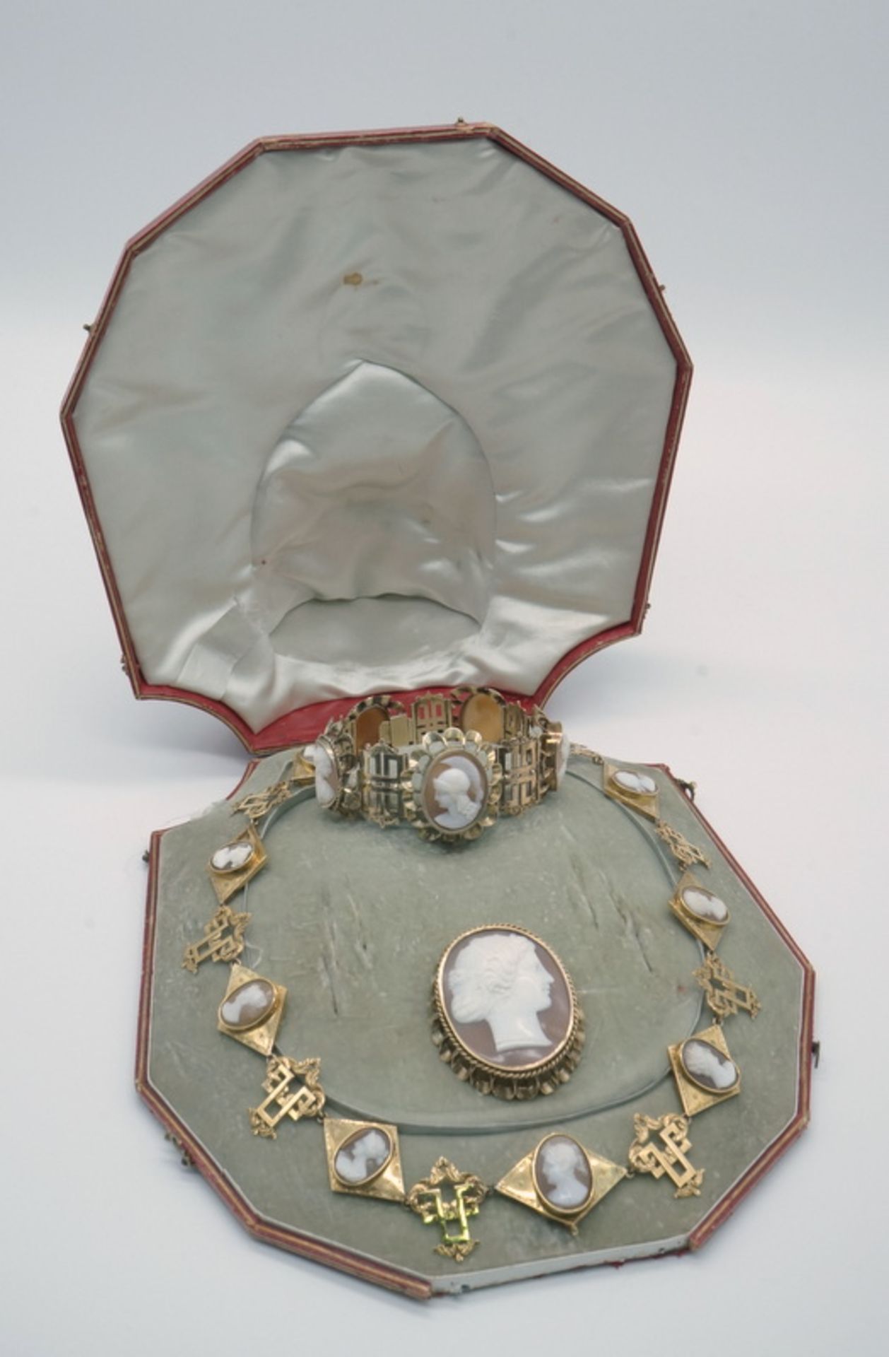 Einzigartige Parure mit Muschelkameen, 750 Gold, Frankreich um 1820 - Bild 20 aus 21