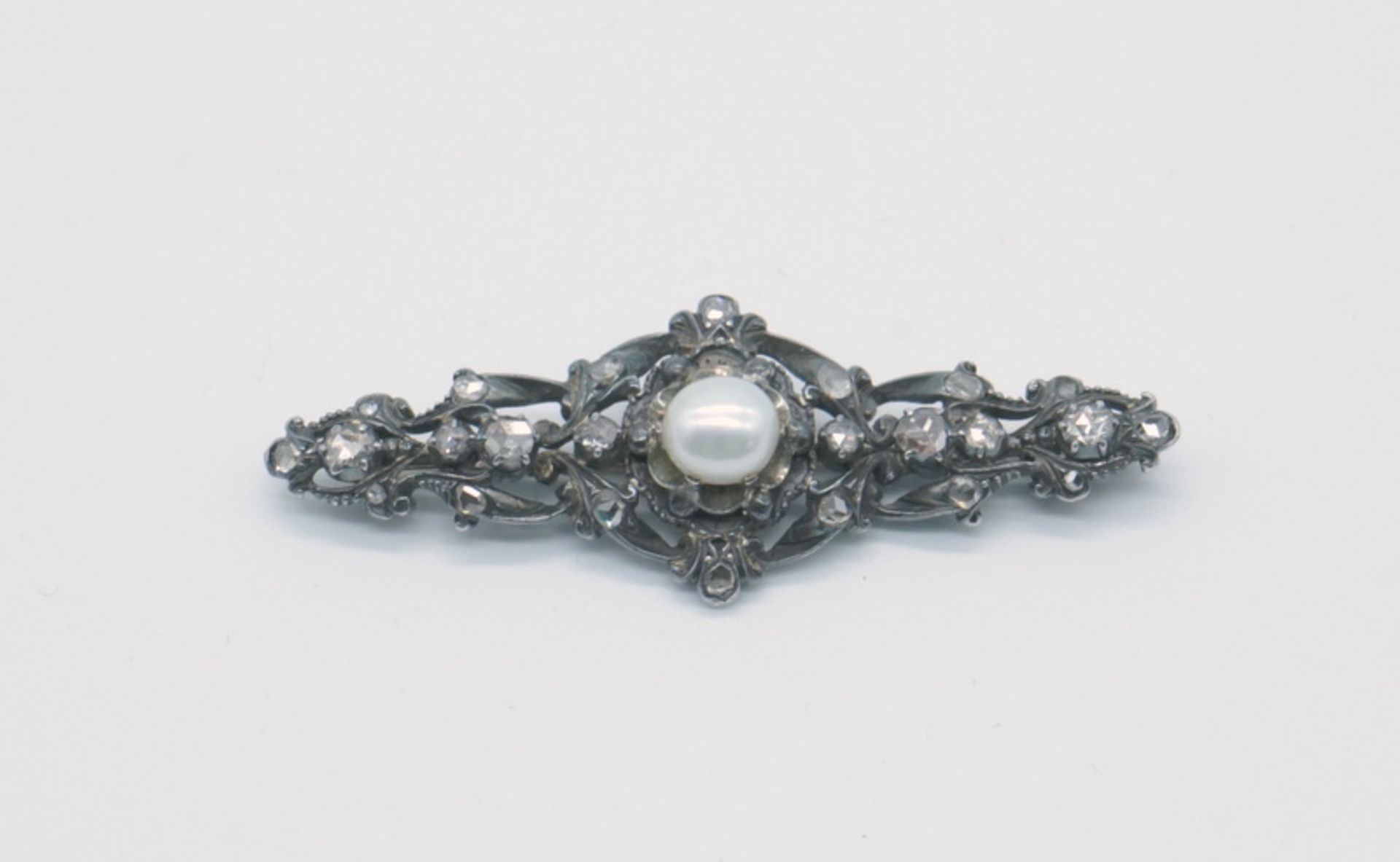 Brosche mit Diamantbesatz und Perle, Silber, um 1900 - Bild 3 aus 4