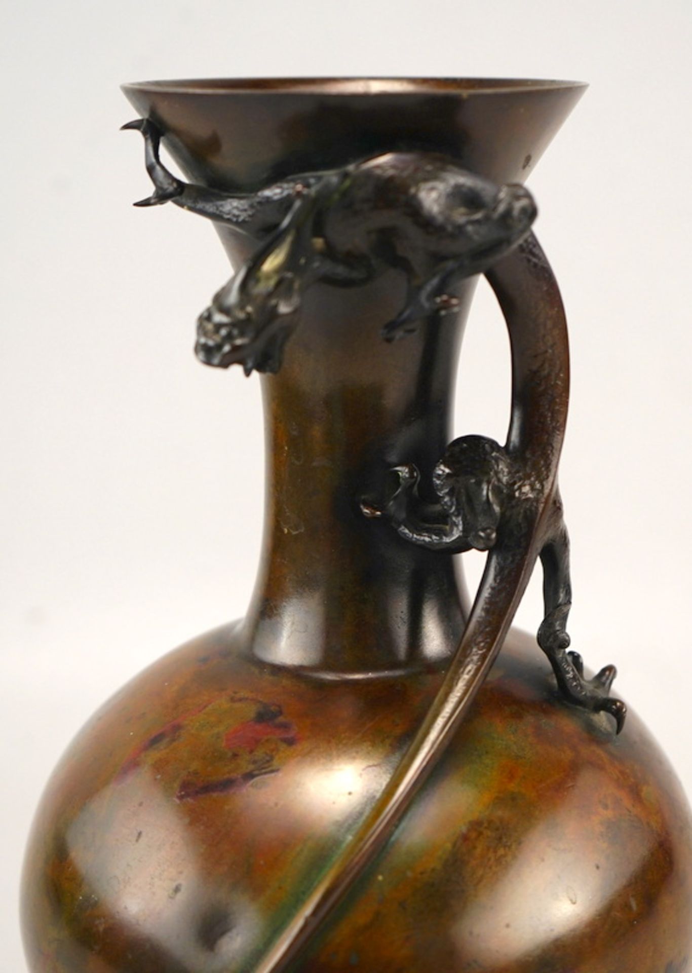 Feine Vase mit vollplastischem Schilong Fabelwesen - Image 2 of 4