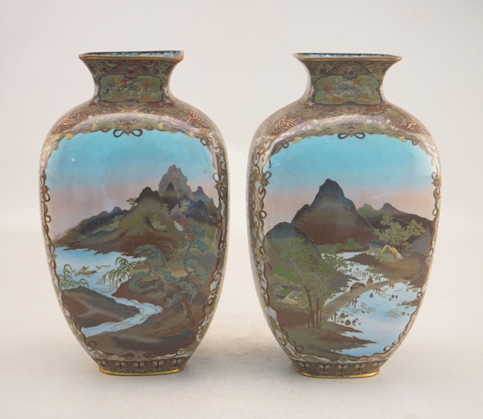 Paar außergewöhnlich feine Cloissonné-Vasen