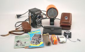 Rolleiflex Kamera und Korb mit Fotozubehör