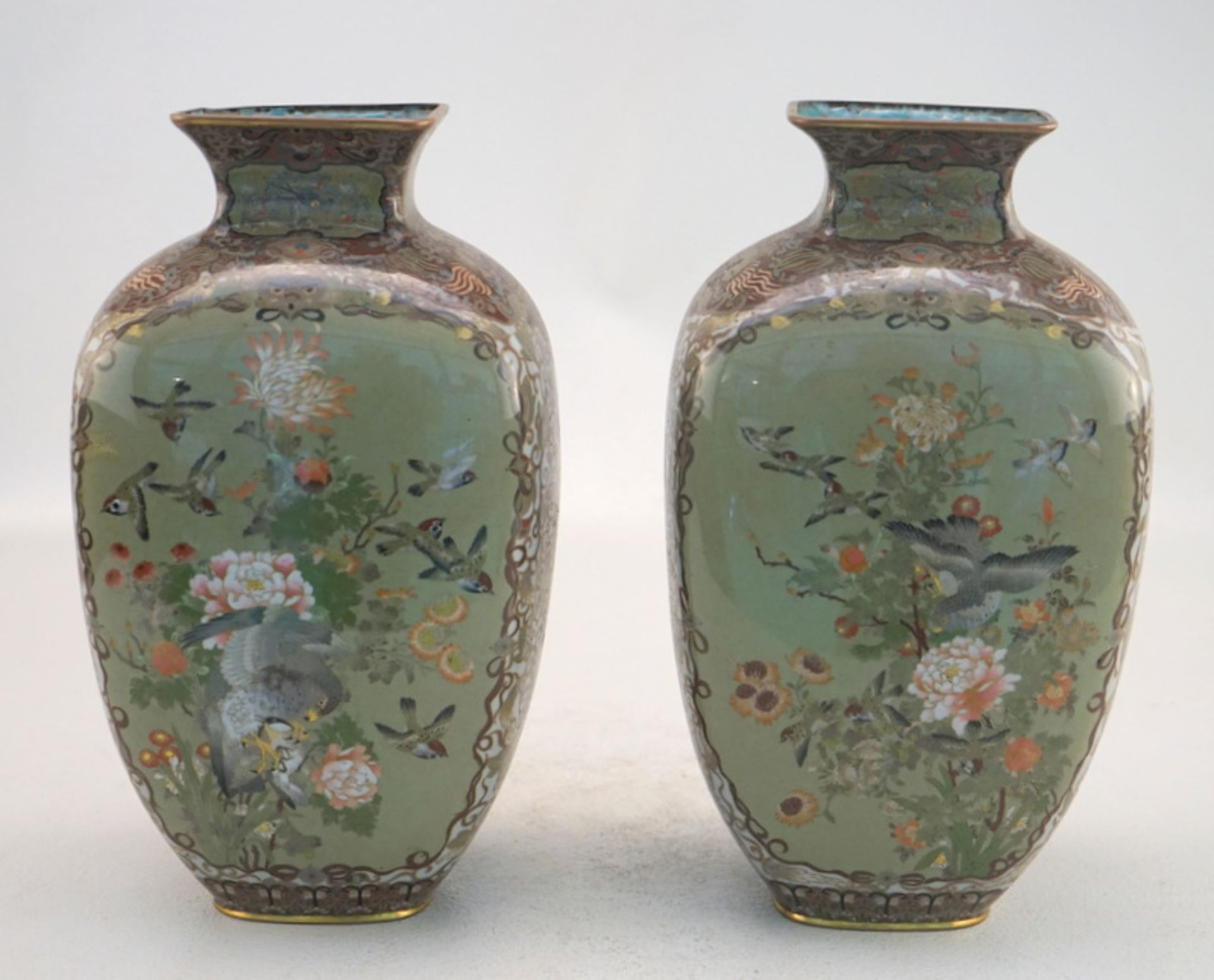 Paar außergewöhnlich feine Cloissonné-Vasen - Bild 4 aus 6