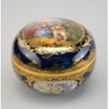 Königl. Meissen: Deckeldose in Pillenform mit Watteau-Malerei auf Kobaltblau