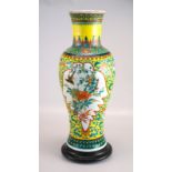 Grosse Vase mit Phönixdarstellung "Kangxi" MarkeFamille verte.