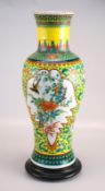 Grosse Vase mit Phönixdarstellung "Kangxi" MarkeFamille verte.
