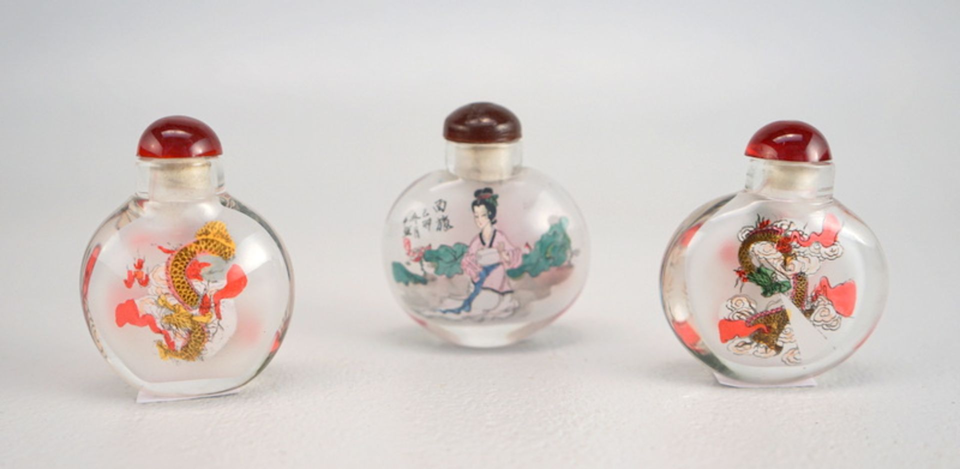 Drei Snuff Bottles mit Hinterglasmalereien - Image 2 of 2