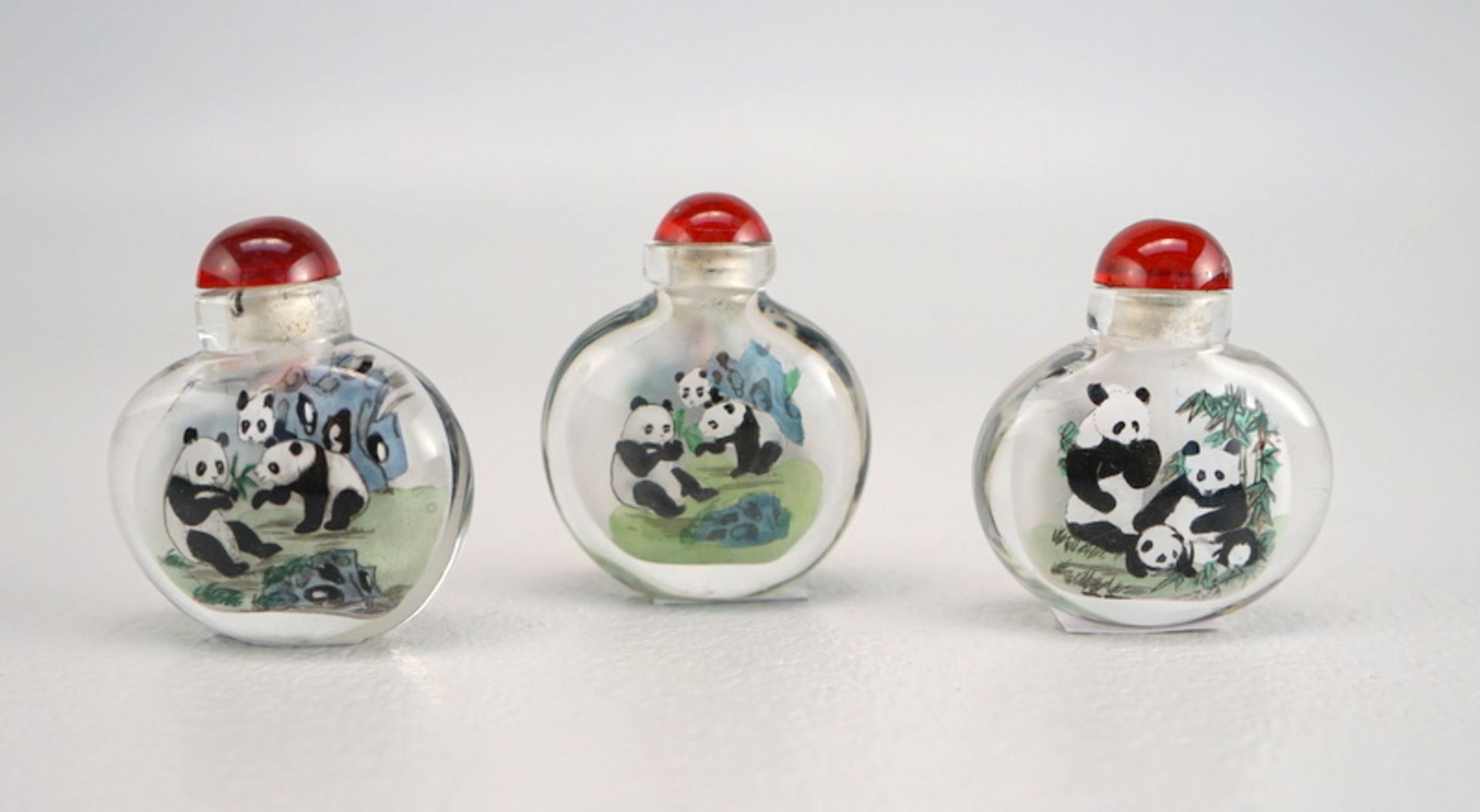 Drei Snuff Bottles mit Pandadarstellungen